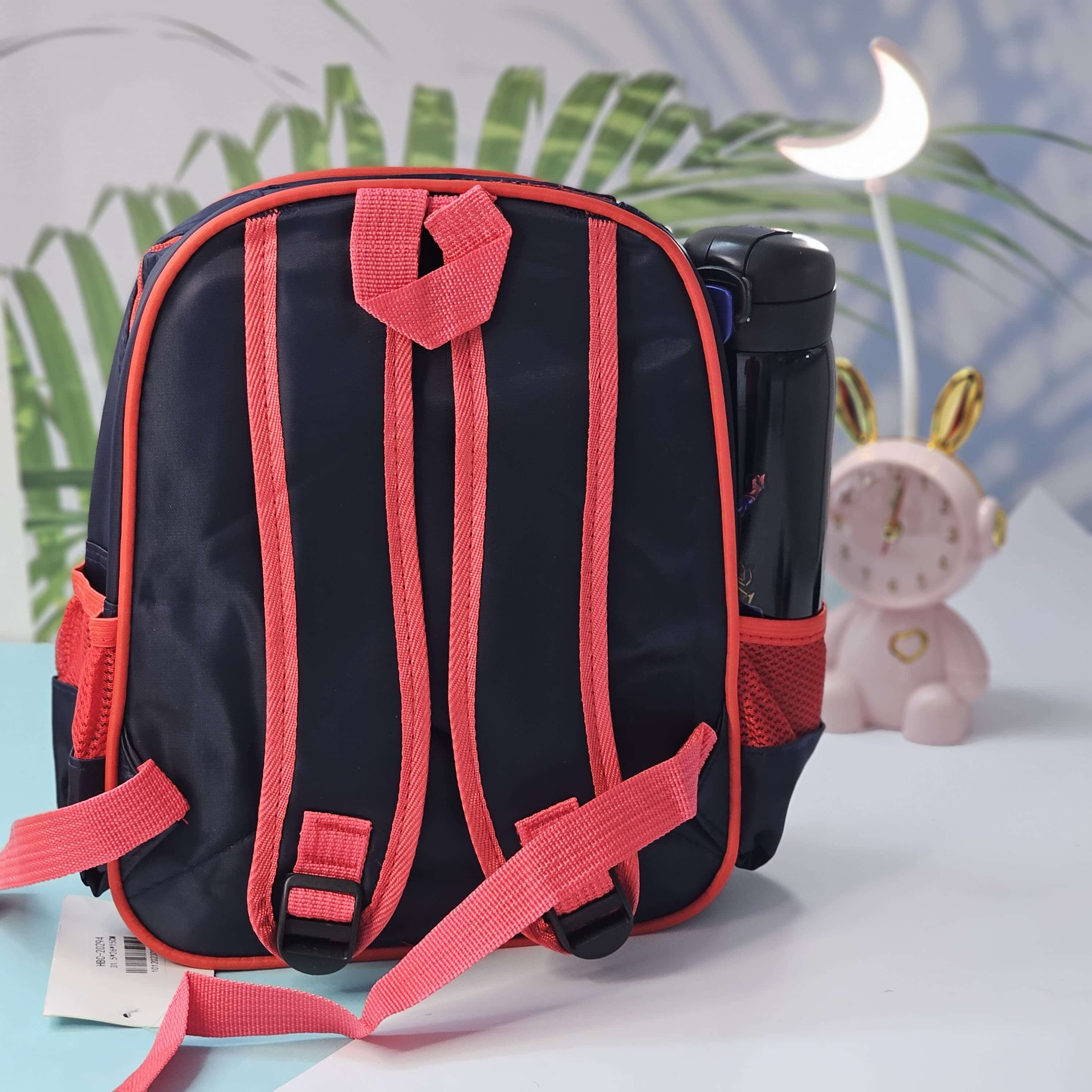 Durable and spacious school backpack for boys and girls, showcasing popular Marvel Avengers characters on a dark blue background
www.usmile.toys