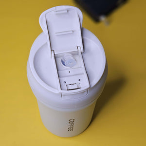 Clearly describes the color, highlights the "COFFEE" branding on the mug, and specifies the "flip-top" lid, all of which are visible and unique to this mug. Includes brand name. www.usmile.toys