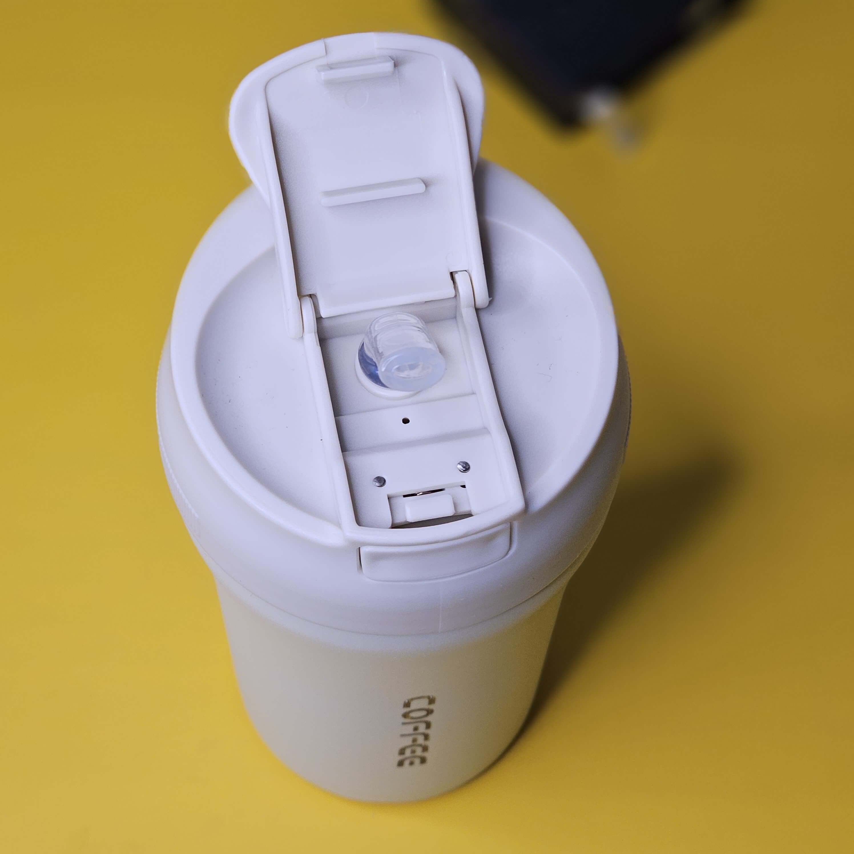 Clearly describes the color, highlights the "COFFEE" branding on the mug, and specifies the "flip-top" lid, all of which are visible and unique to this mug. Includes brand name. www.usmile.toys