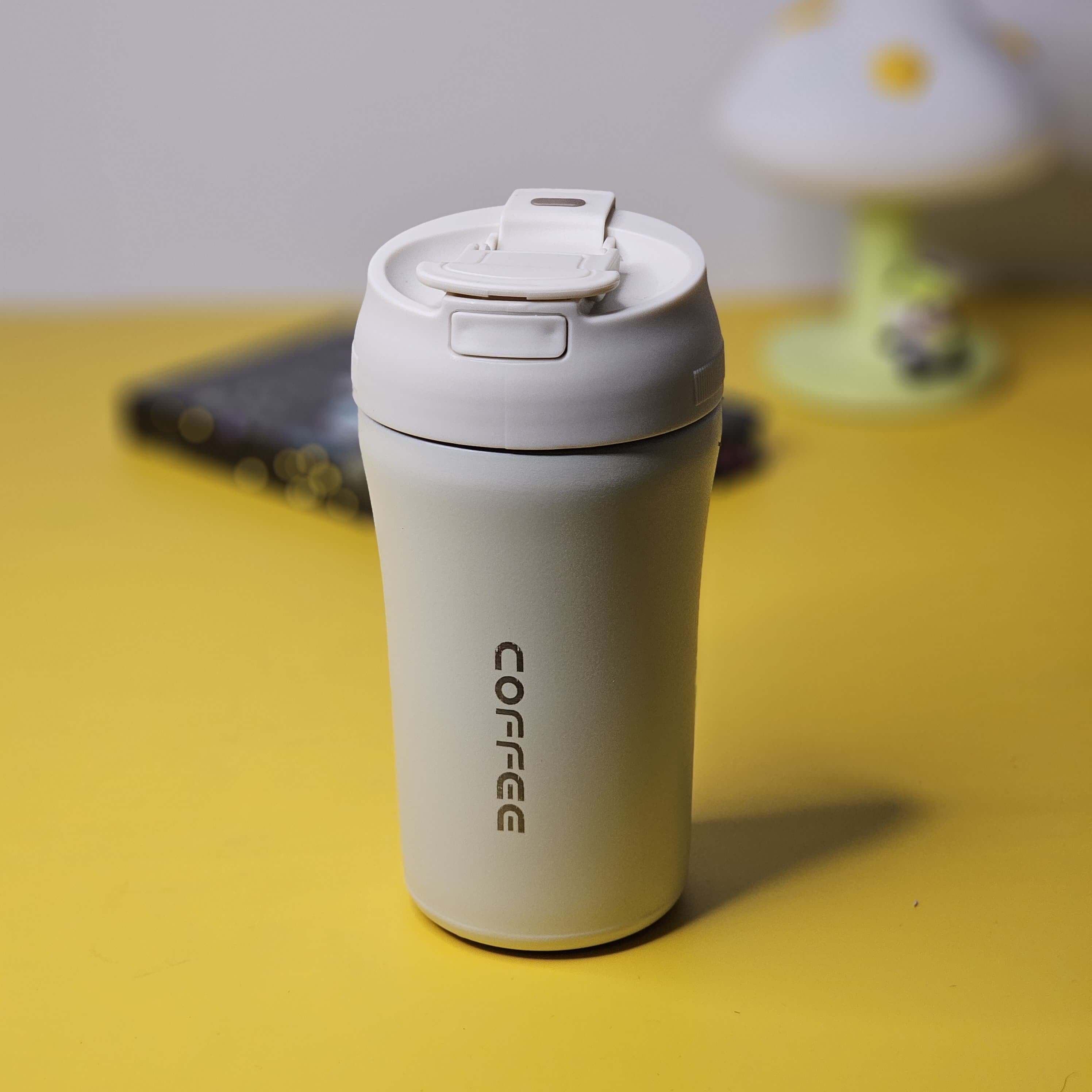 Specifies color, insulation type, travel functionality, and highlights the distinct "push-button" lid mechanism which is visible and a key feature. Includes brand name. www.usmile.toys