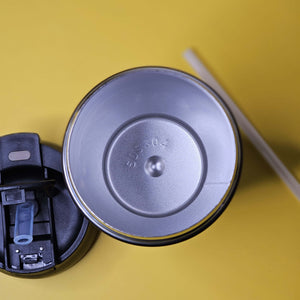 Specifies color, insulation type, travel functionality, and highlights the distinct "push-button" lid mechanism which is visible and a key feature. Includes brand name. www.usmile.toys