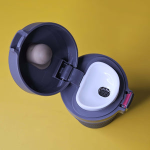 Specifies color, insulation type, travel functionality, and highlights the distinct "push-button" lid mechanism which is visible and a key feature. Includes brand name. www.usmile.toys