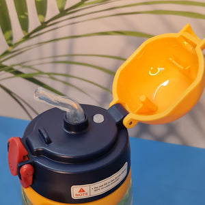 600ml astronaut-themed water bottle for kids featuring a leak-proof design and one-touch flip-open lid. The bottle has a transparent body with space and cartoon graphics, including the word 'SUPER' and an astronaut illustration. The cap is shown in a close-up inset, highlighting the one-key button for opening. The bottle is partially submerged in splashing water, emphasizing its leakproof and durable quality. Available in random colors, ideal for school or travel use