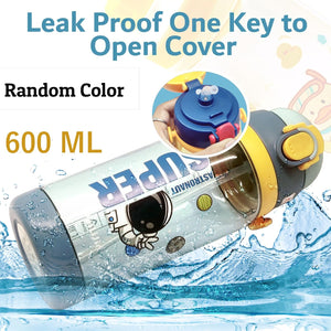 600ml astronaut-themed water bottle for kids featuring a leak-proof design and one-touch flip-open lid. The bottle has a transparent body with space and cartoon graphics, including the word 'SUPER' and an astronaut illustration. The cap is shown in a close-up inset, highlighting the one-key button for opening. The bottle is partially submerged in splashing water, emphasizing its leakproof and durable quality. Available in random colors, ideal for school or travel use