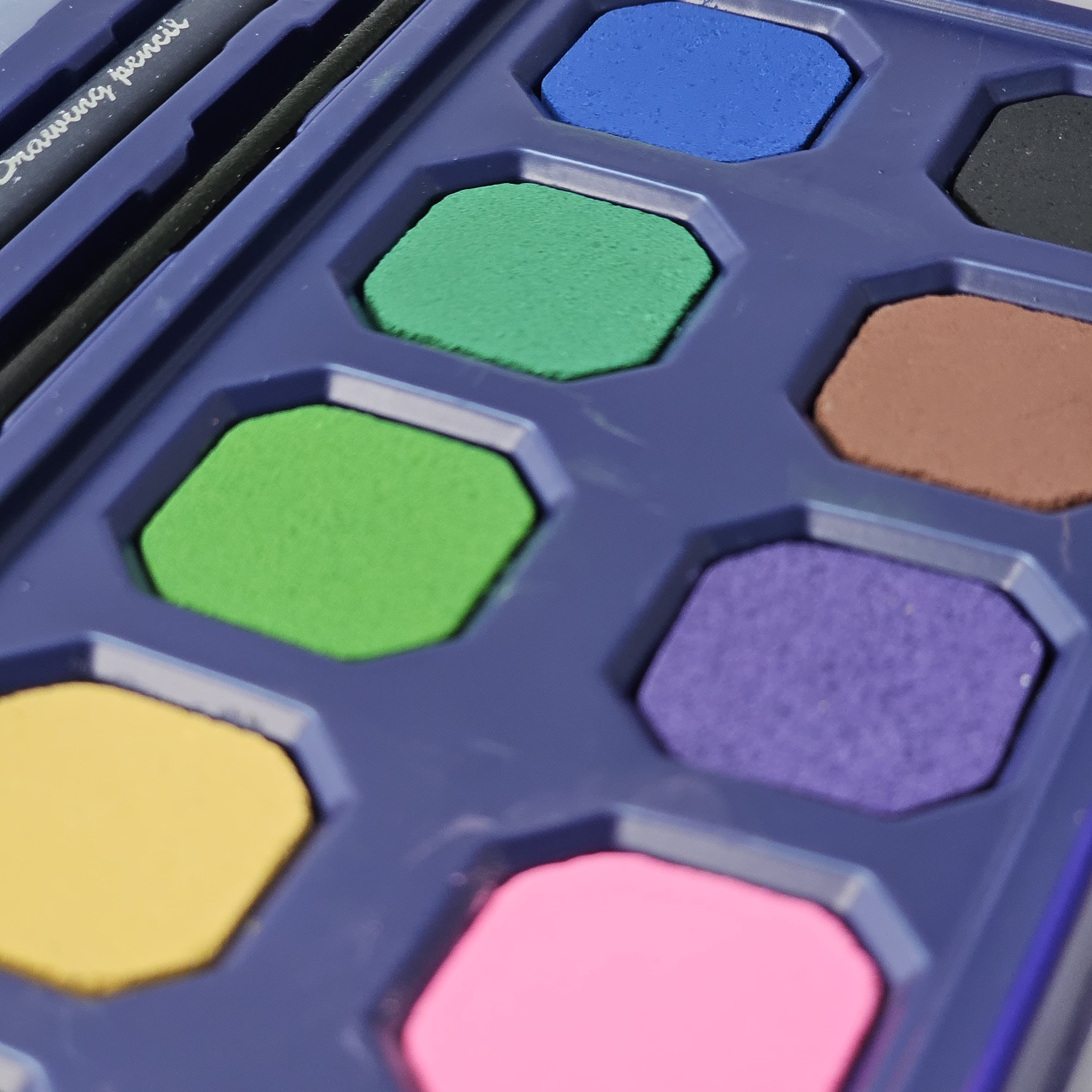 Dark blue box for a 12-color Giorgione Watercolor Cakes set by Usmile Toys, including an absorbent sponge and water brush, an ideal art kit for children." www.usmile.toys