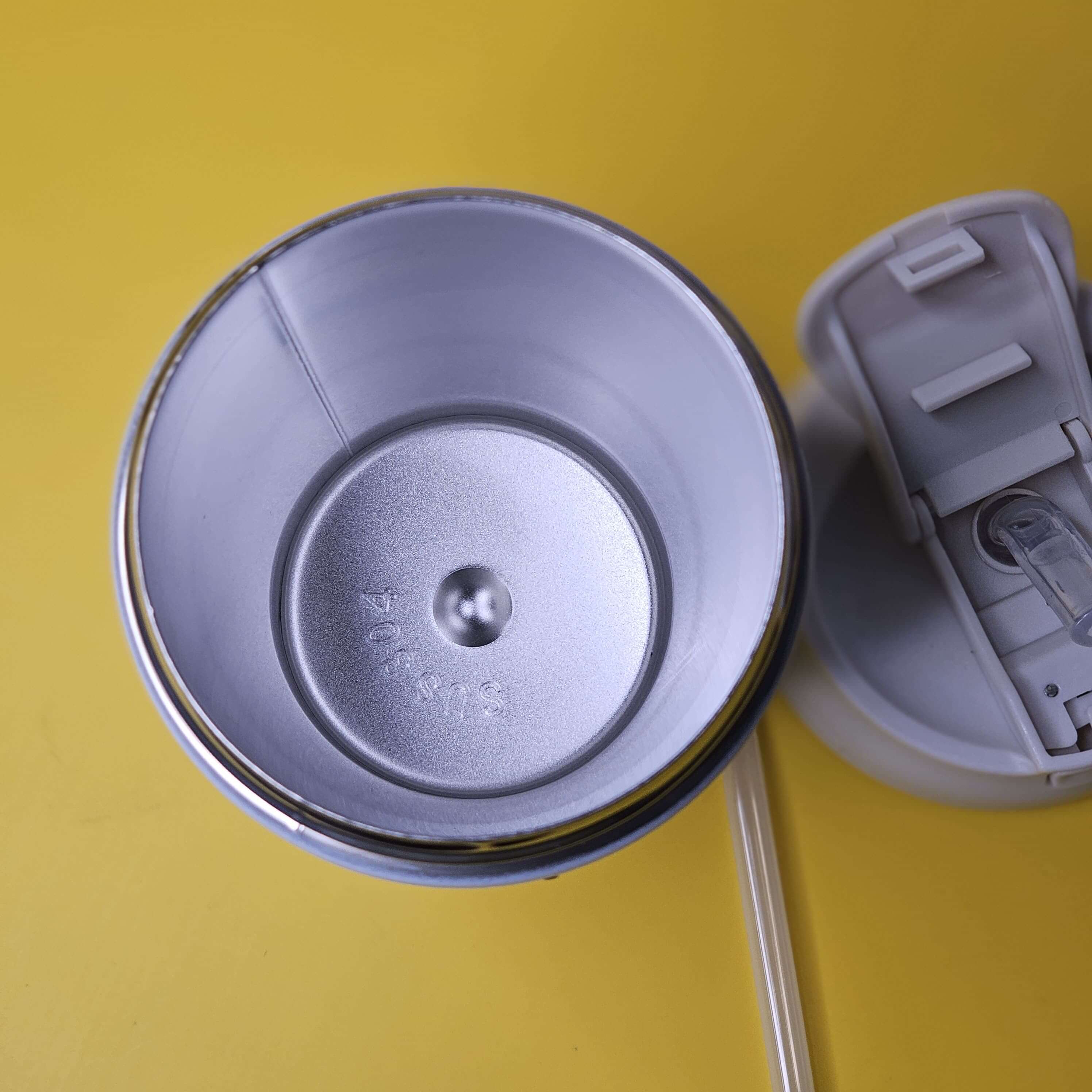 Accurately describe what's in the image. Imagine you're describing it to someone who can't see it. www.usmile.toys