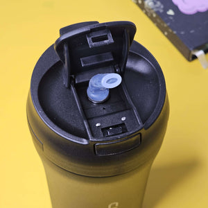 Clearly describes the color, highlights the "COFFEE" branding on the mug, and specifies the "flip-top" lid, all of which are visible and unique to this mug. Includes brand name. www.usmile.toys