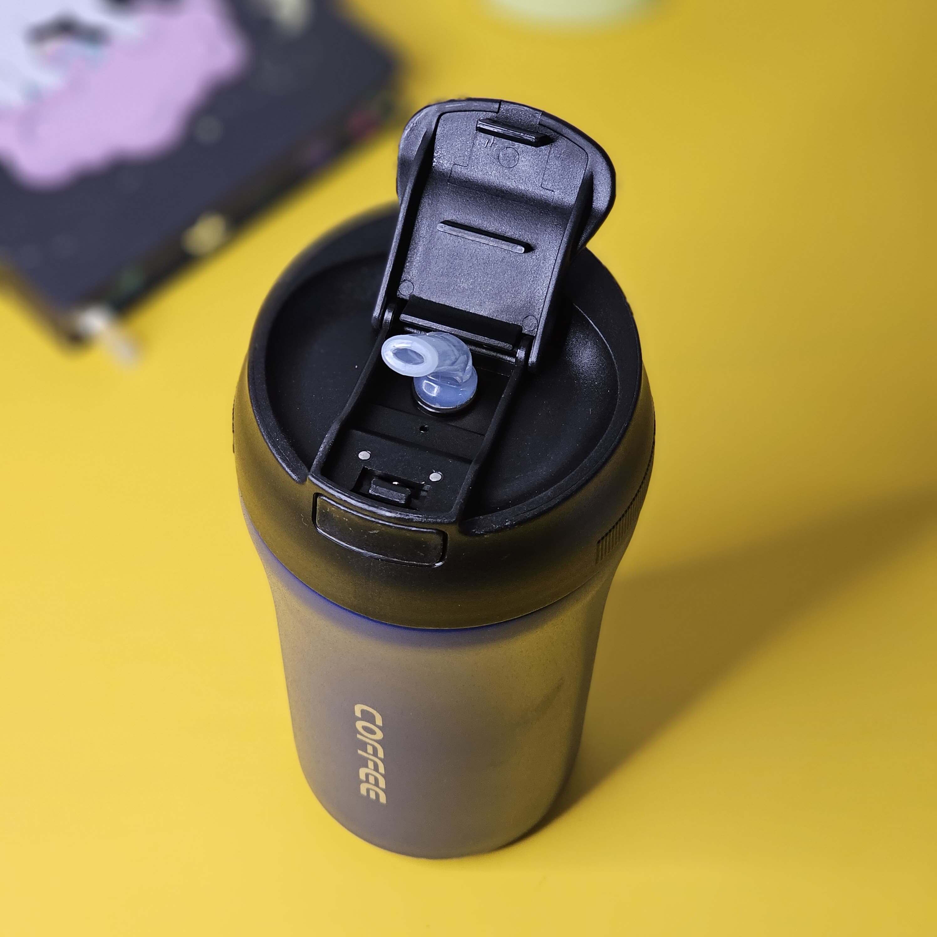 Clearly describes the color, highlights the "COFFEE" branding on the mug, and specifies the "flip-top" lid, all of which are visible and unique to this mug. Includes brand name. www.usmile.toys