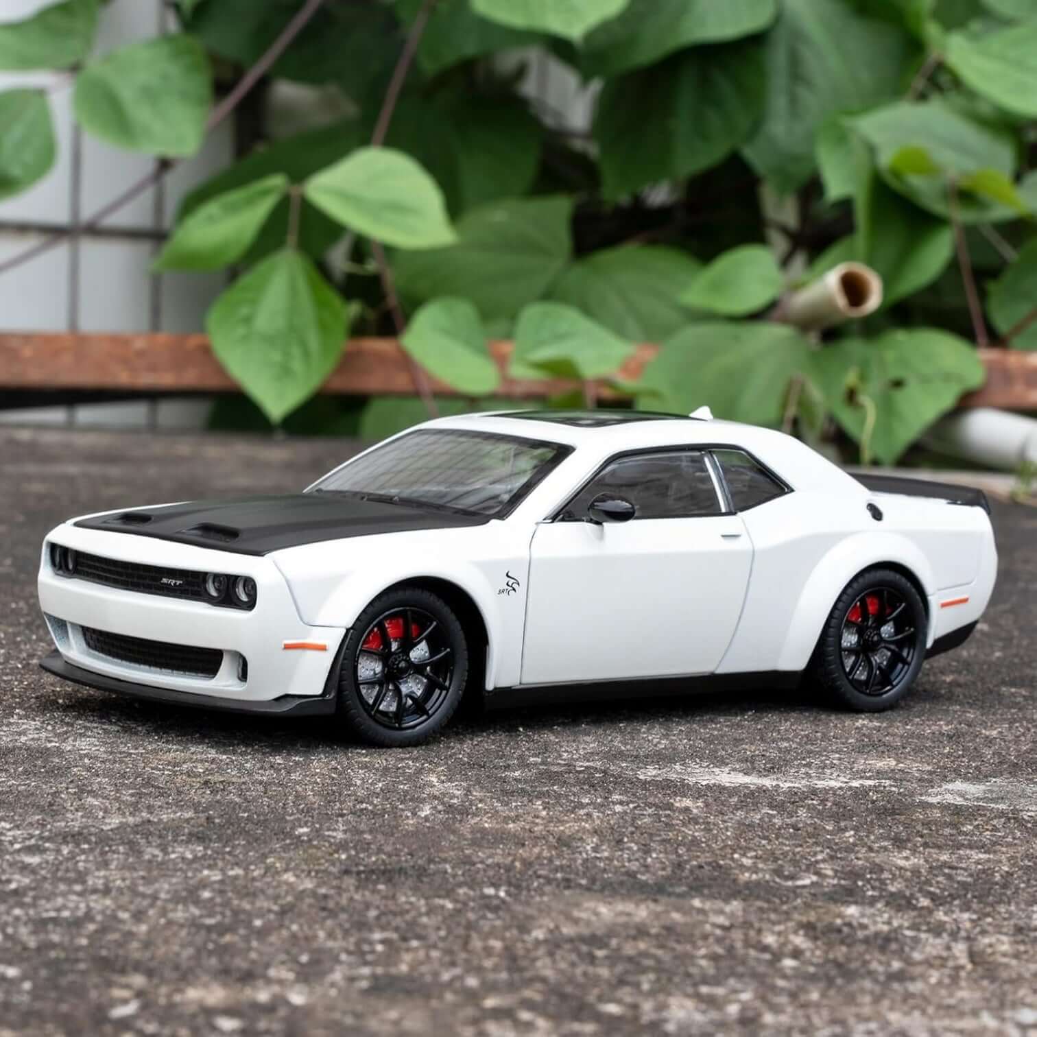 Exclusive white alloy metal die-cast car model with black hood and racing stripe, featuring pull-back action, perfect for collectors and kids' play from Usmile Toys.
www.usmile.toys