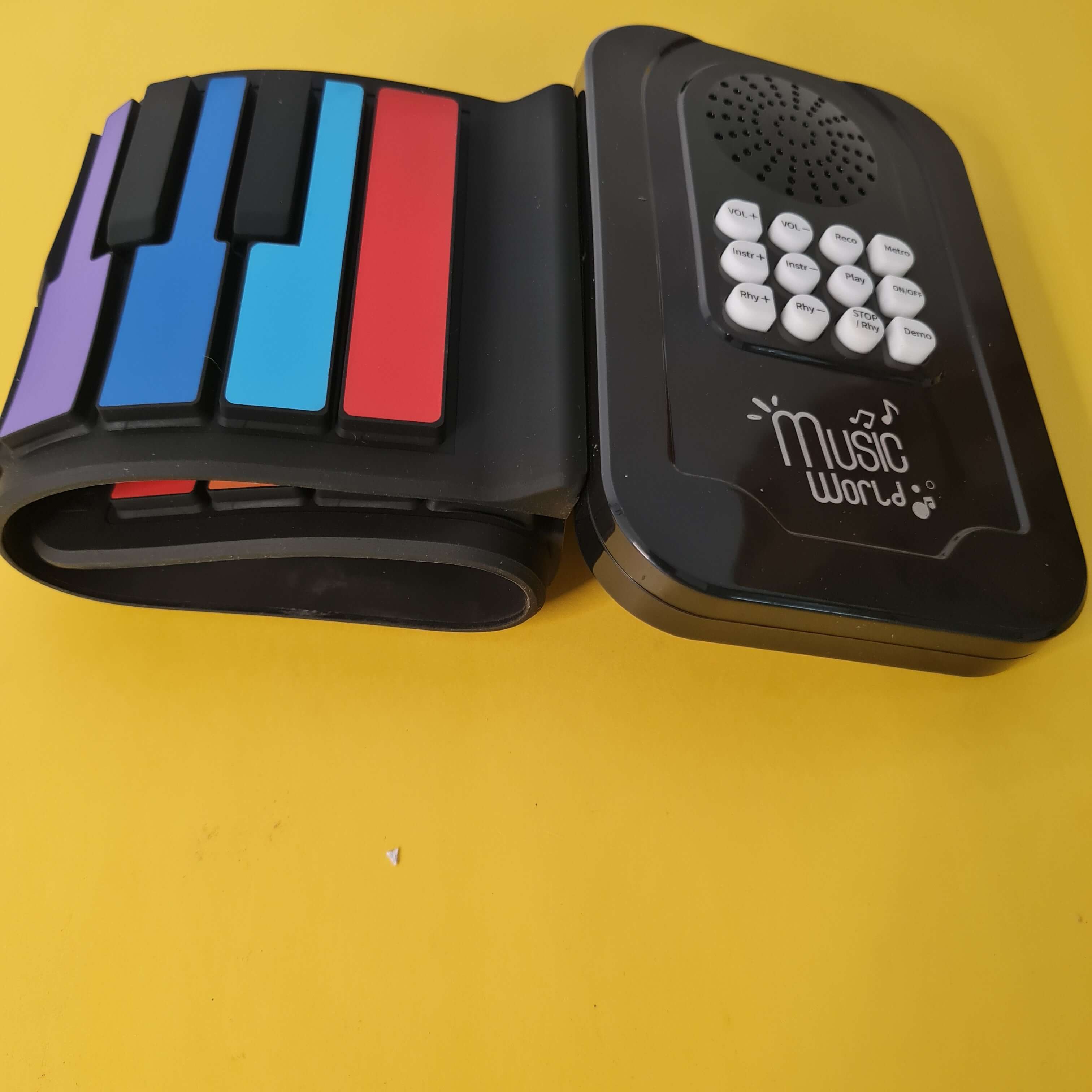 Image showing a 25-key silicone foldable hand roll piano, an electronic music toy perfect for children's learning and portable entertainment from U Smile Toys." www.usmile.toys