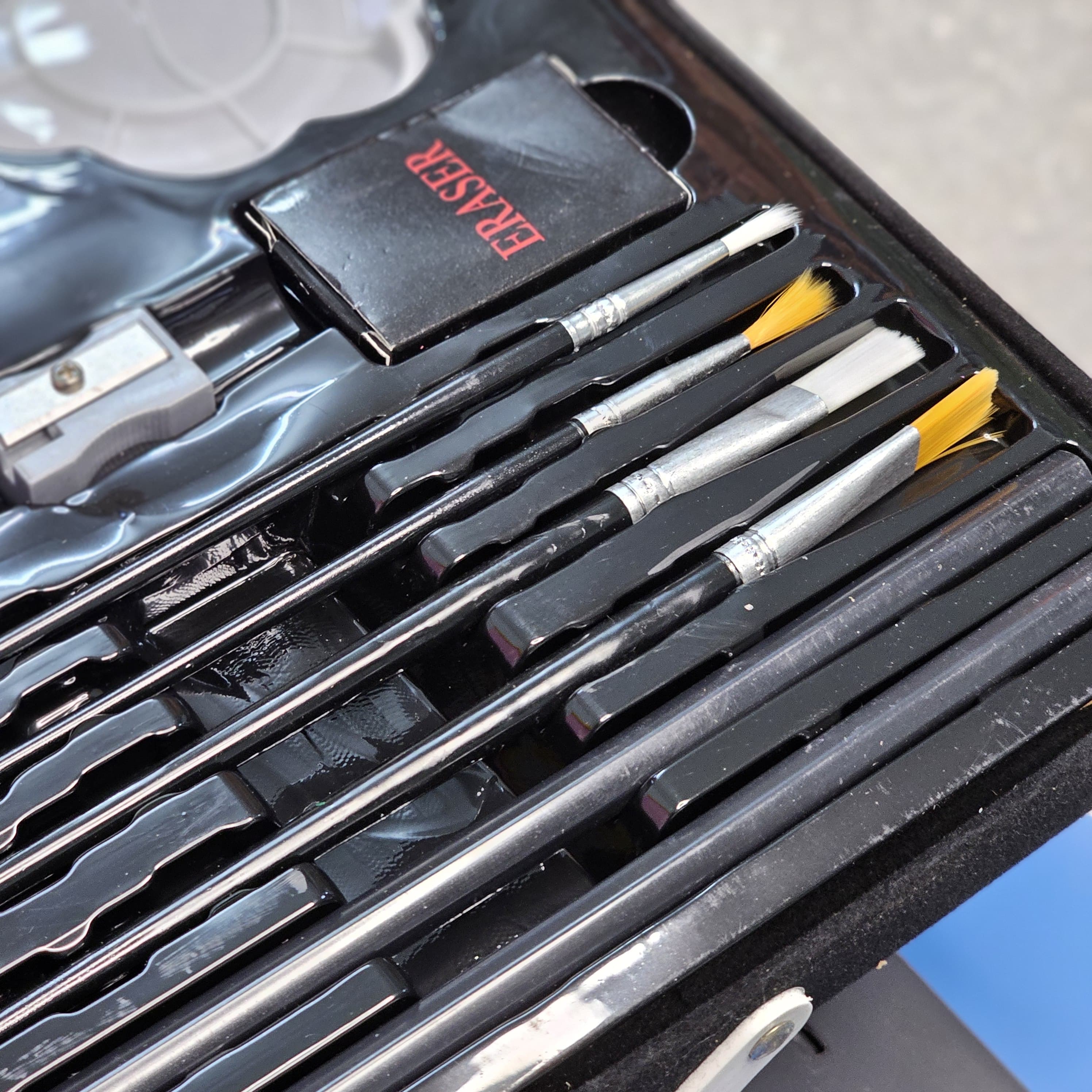 Buy the best unicorn art set for kids online at usmile.toys. Includes a variety of drawing and painting tools in a fun carrying case