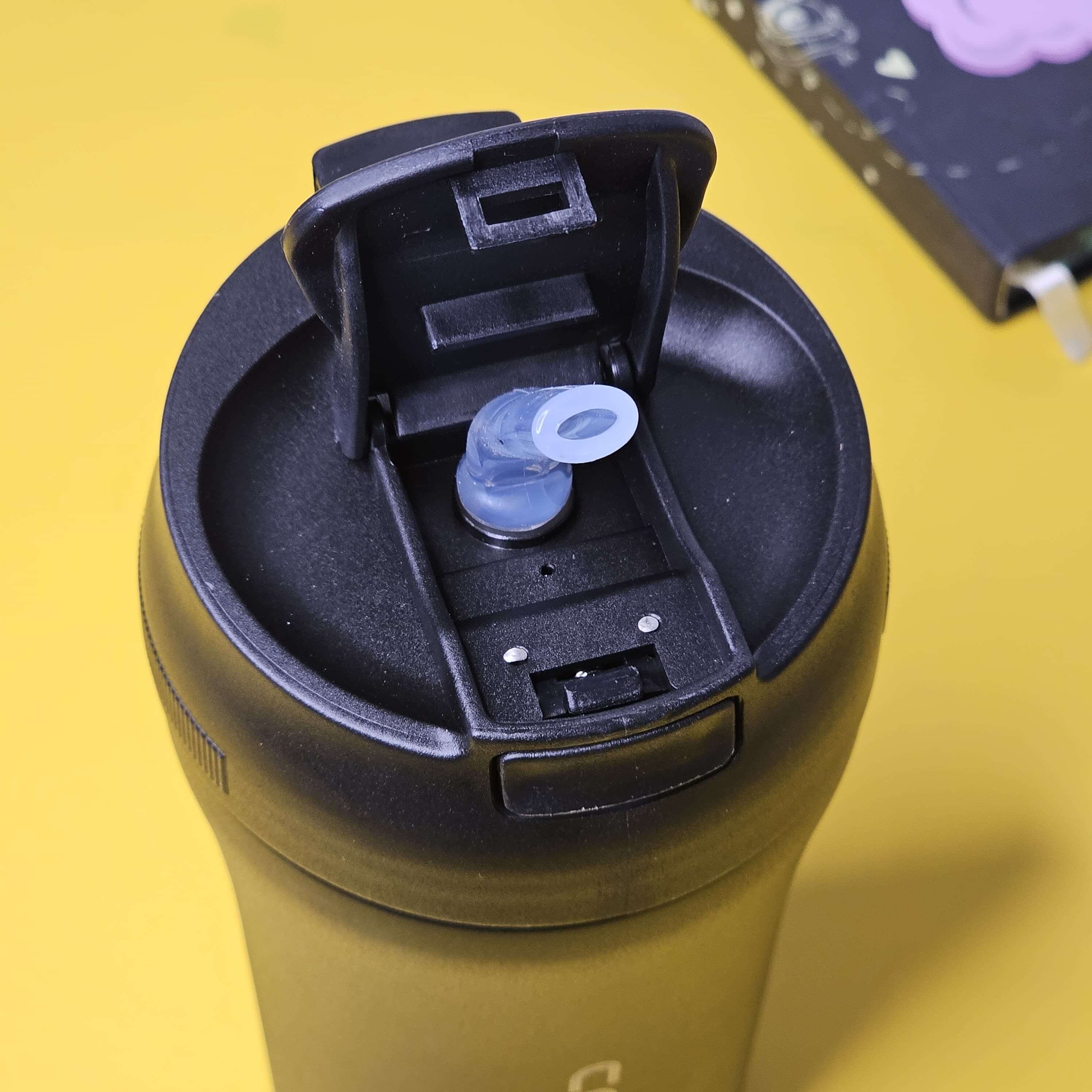 Clearly describes the color, highlights the "COFFEE" branding on the mug, and specifies the "flip-top" lid, all of which are visible and unique to this mug. Includes brand name. www.usmile.toys