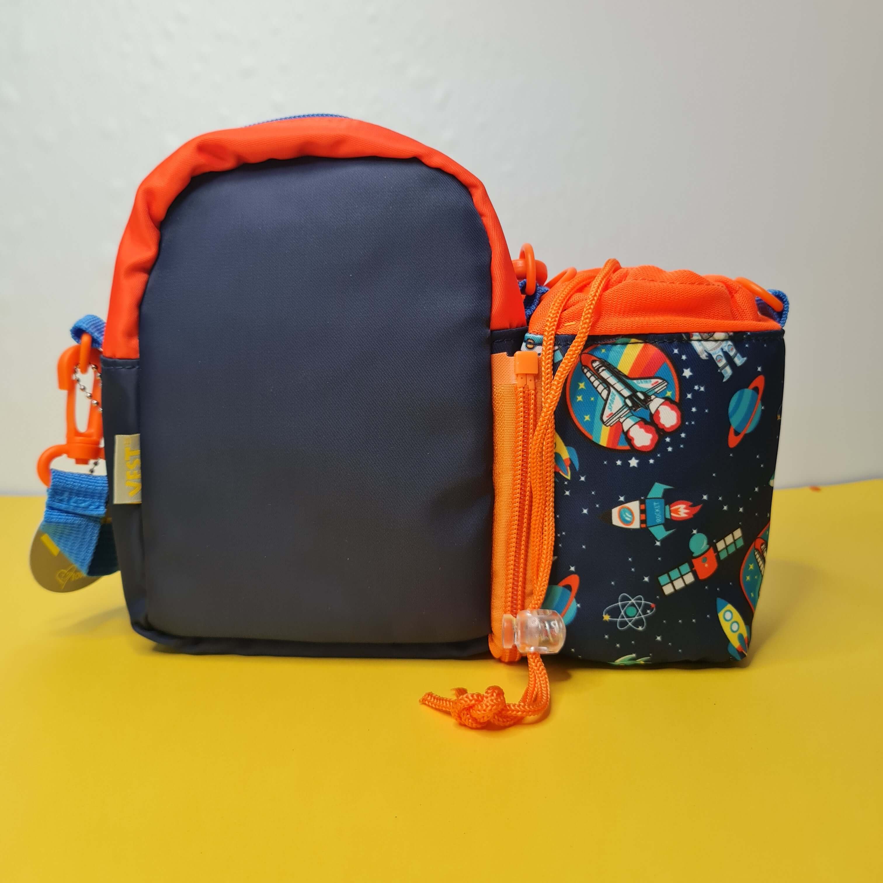 Space adventure tiffin and bottle carrier for school, in blue and orange. www.usmile.toys