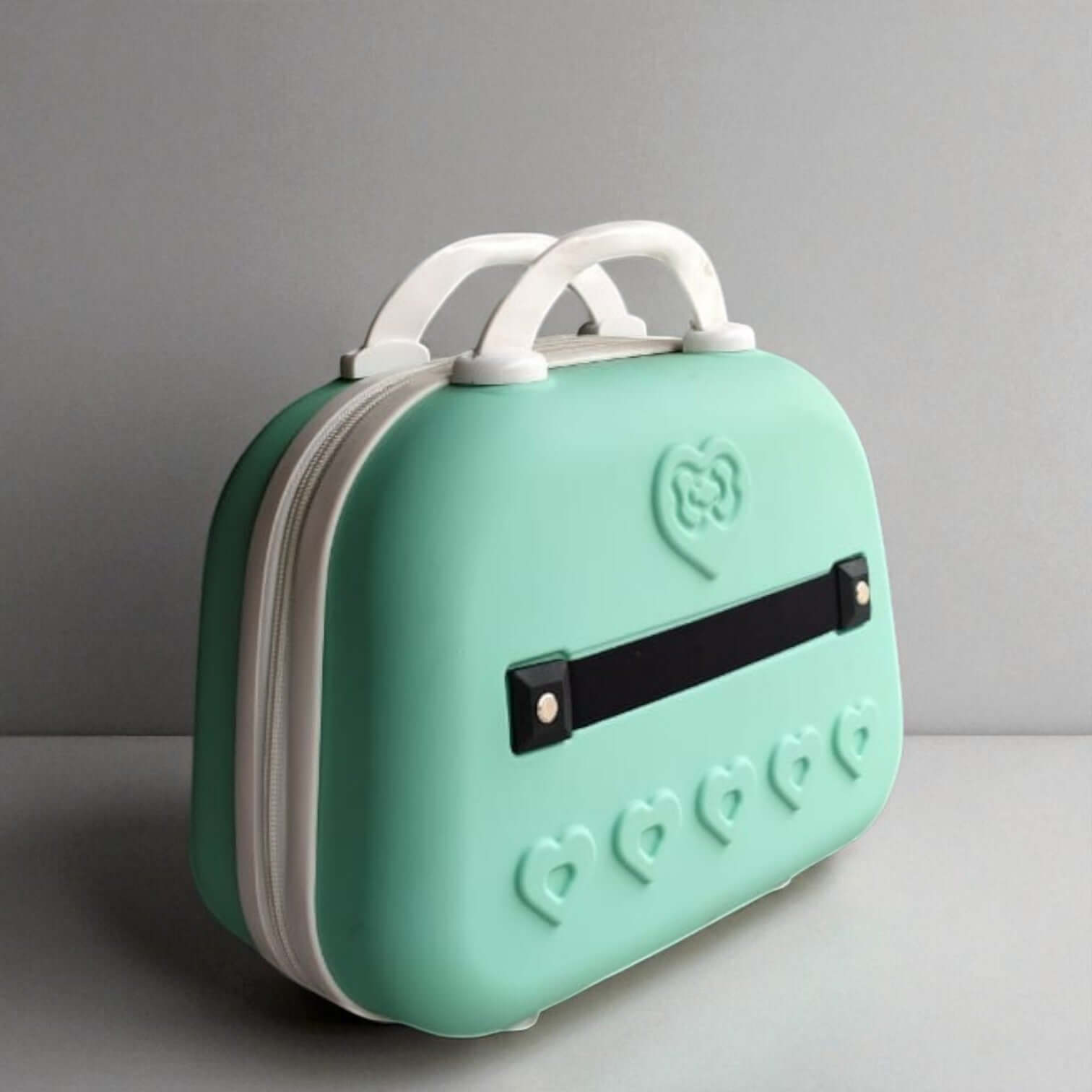 Uses terms like "cute" and "makeup organizer," suggests use cases ("kids' toiletries," "travel"), and reinforces the brand and character.
www.usmile.toys