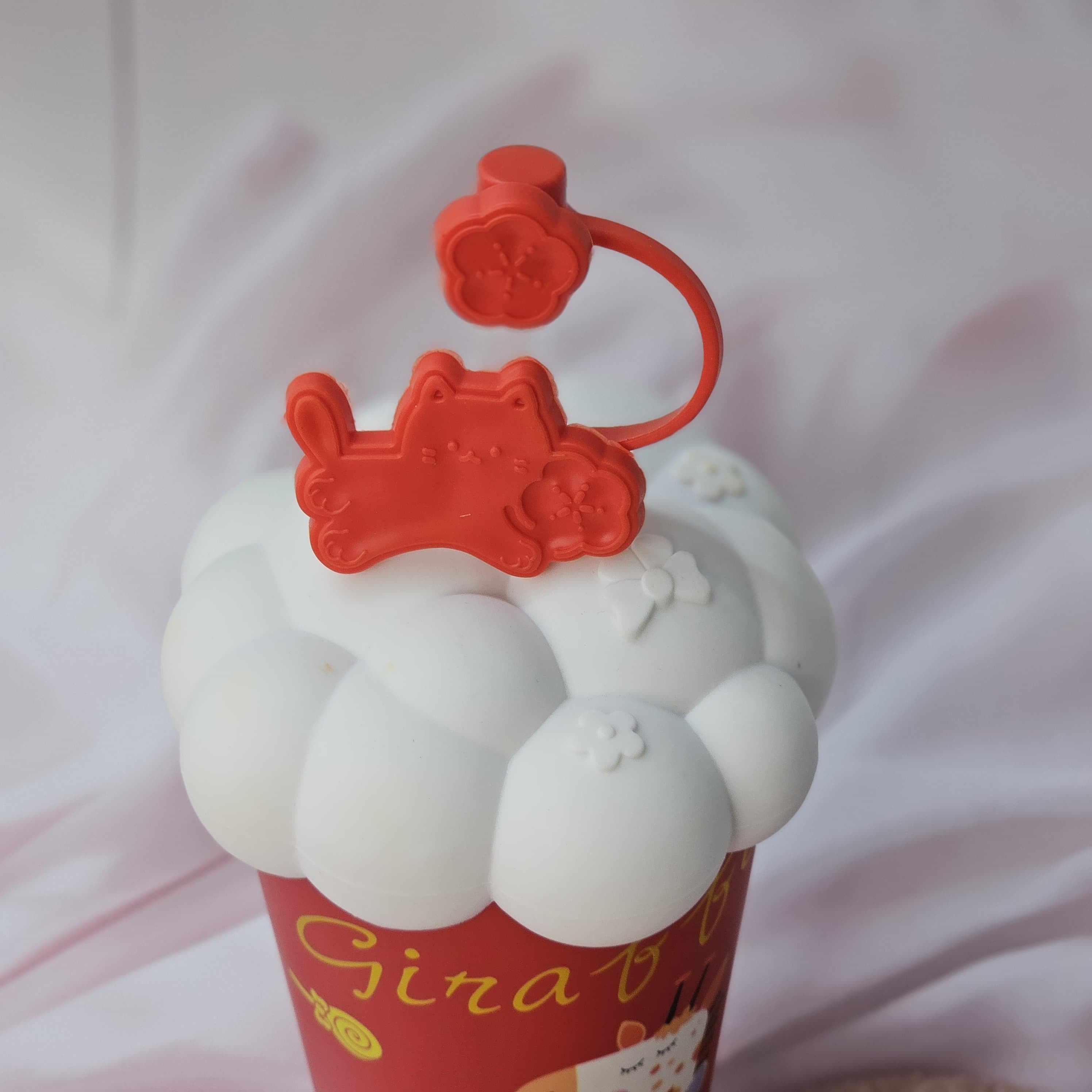 "Assortment of Usmile Toys Cartoon Insulated Fancy Shippers with Cloud Lids, designed for children with popular cartoon characters and colorful straw accessories, promoting hydration." www.usmile.toys