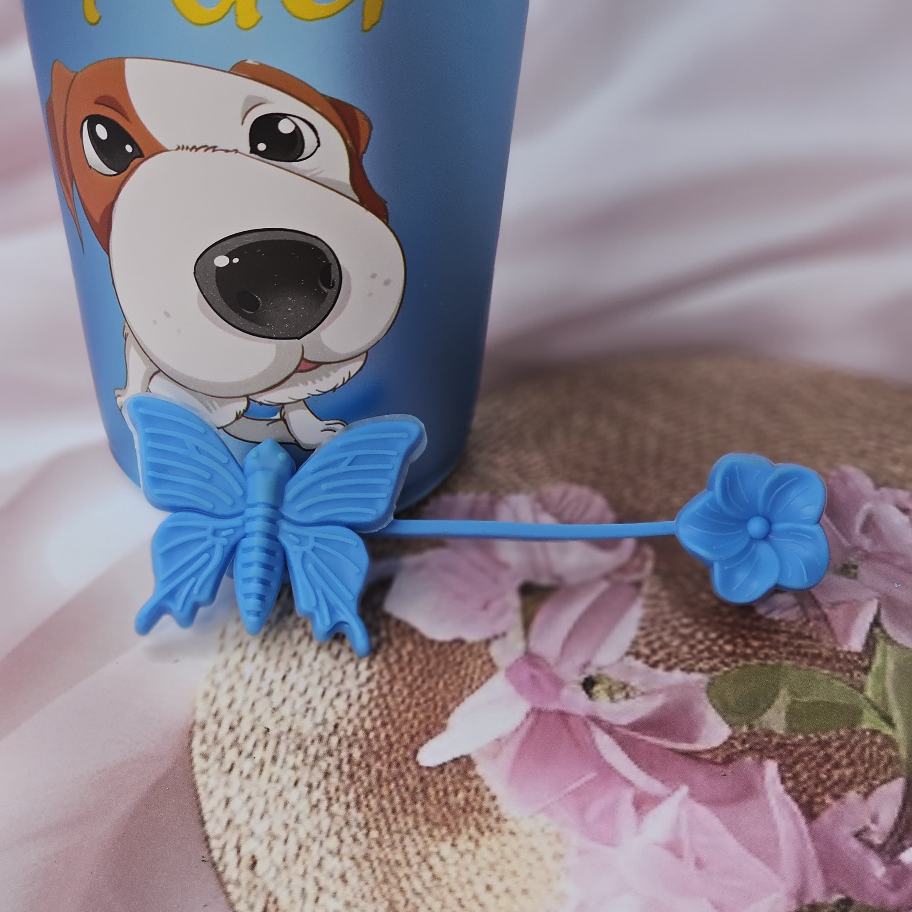 Front view of five Usmile Toys kids' insulated cups, each with a different cartoon design (pug, donut, bunny, giraffe, girl) and a distinctive cloud-like lid with a matching character straw topper." www.usmile.com