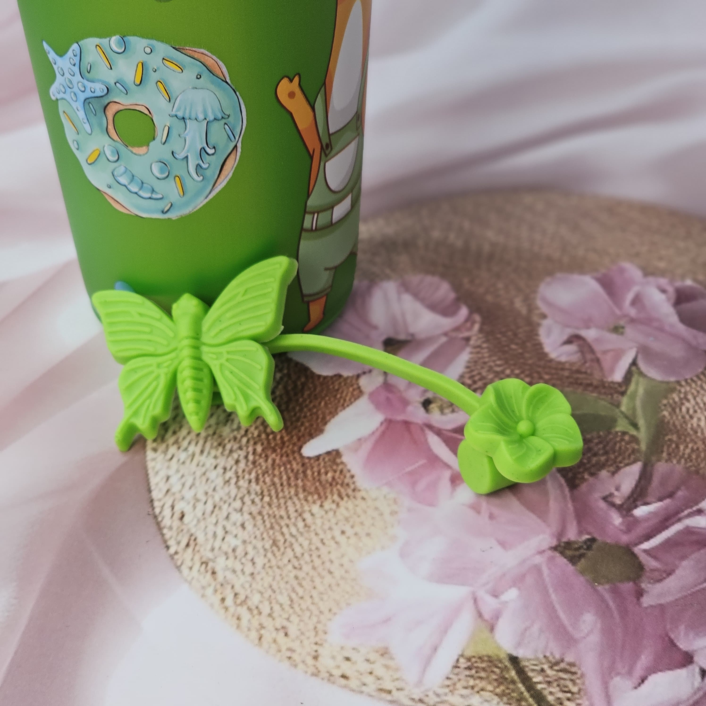 Front view of five Usmile Toys kids' insulated cups, each with a different cartoon design (pug, donut, bunny, giraffe, girl) and a distinctive cloud-like lid with a matching character straw topper." www.usmile.toys