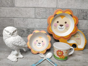 Kids' Lion Themed Dinnerware: Plate shaped like a lion, bowl, cup with lid, and lion-decorated utensils. Fun meal set.
www.usmile.toys