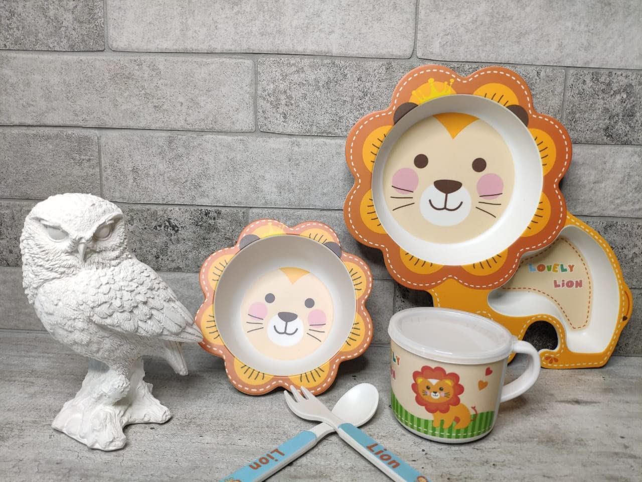 Kids' Lion Themed Dinnerware: Plate shaped like a lion, bowl, cup with lid, and lion-decorated utensils. Fun meal set.
www.usmile.toys