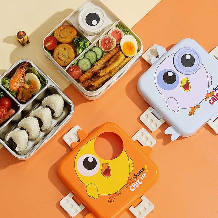 Durable SS insulated kids bento boxes with cheerful chicken characters, featuring multiple compartments and secure clips for school meals.SS insulated kids bento boxes with cheerful chicken characters, featuring multiple compartments and secure clips for school meals. www.usmilke.toys