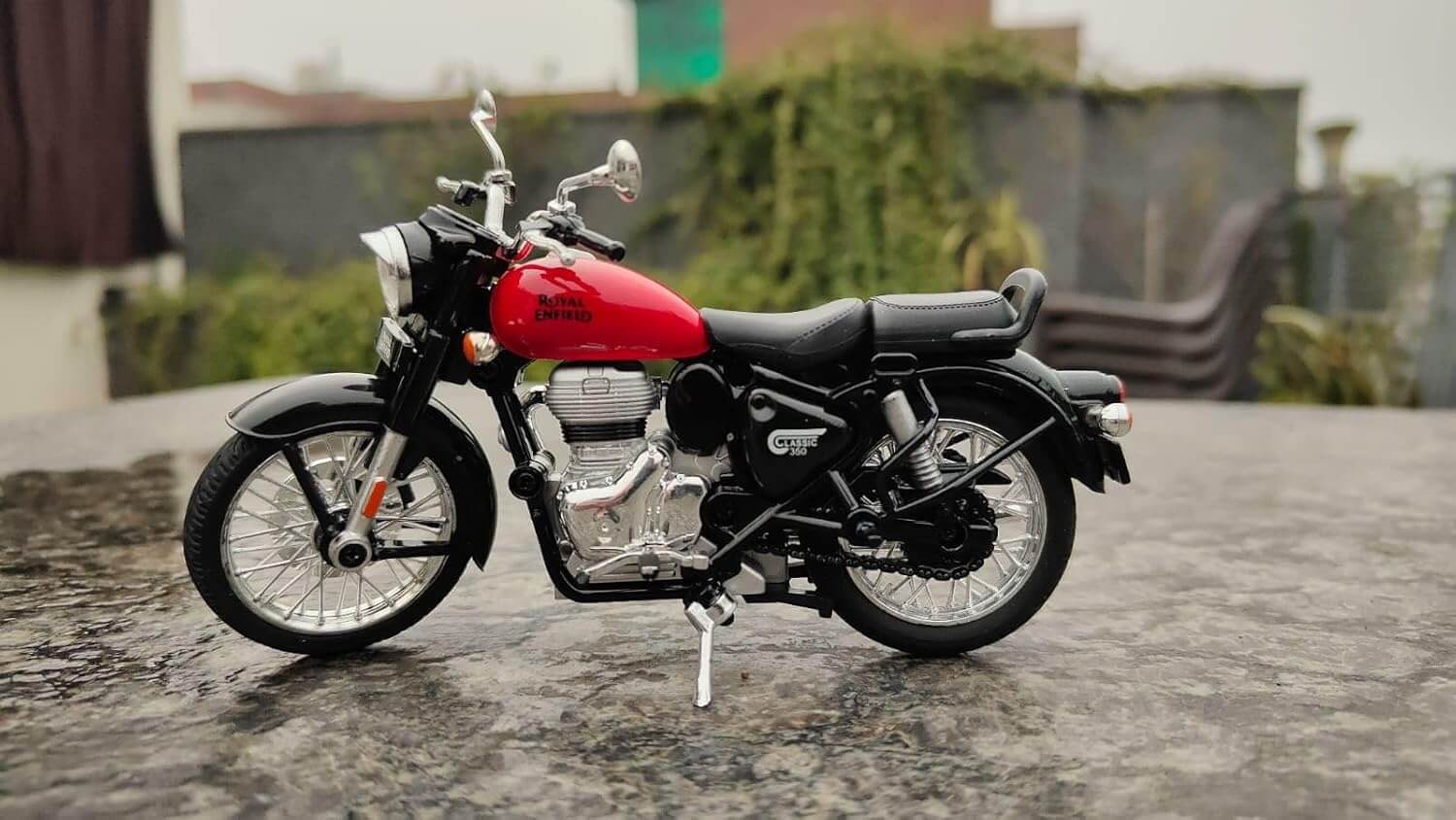 Realistic red die-cast Royal Enfield Bullet motorcycle scale model with black accents and interchangeable fuel tanks (green, blue), featuring pull-back action, perfect for collectors and kids from Usmile Toys.www.usmile.toys