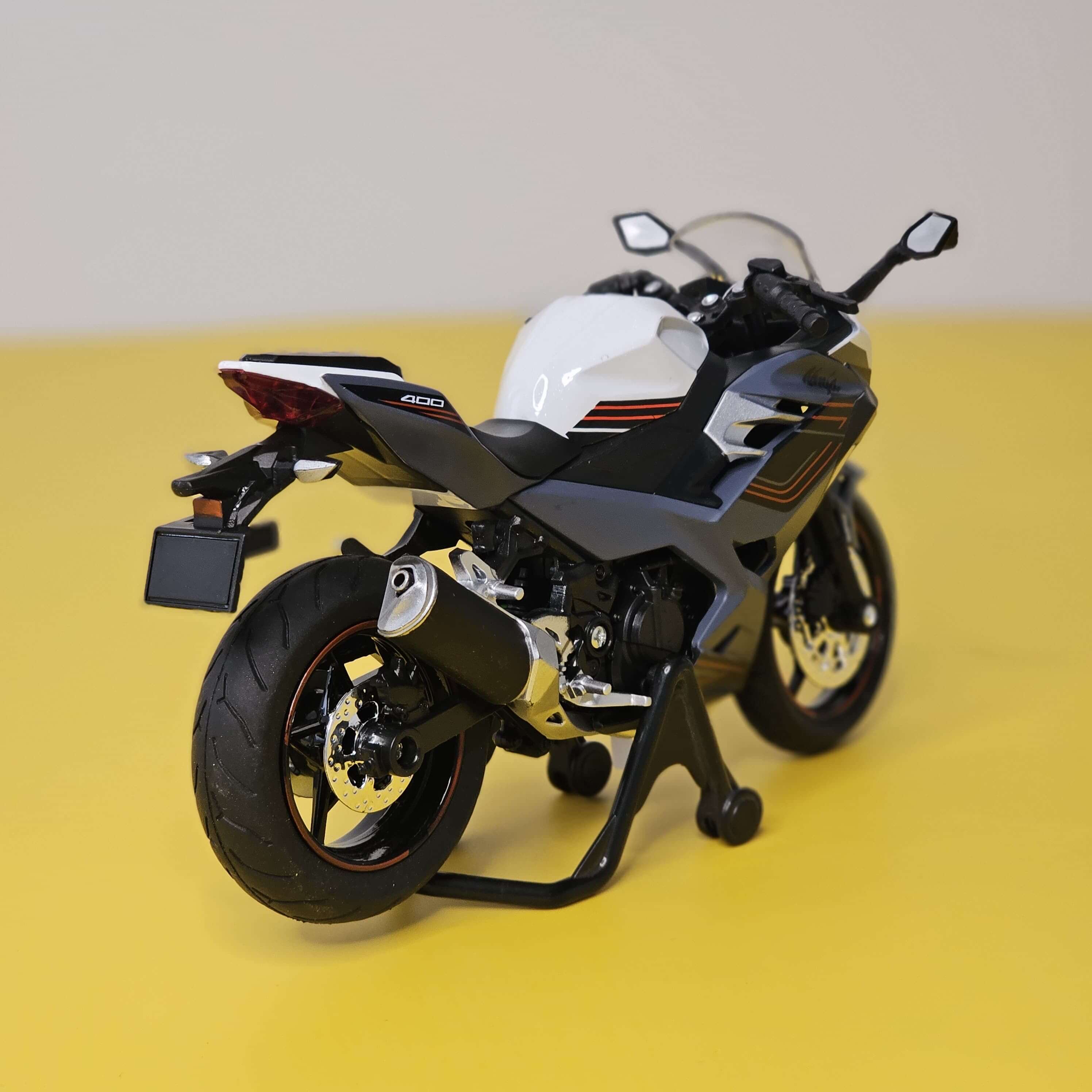 High-quality miniature replica of a green sports motorcycle, a durable die-cast toy with detailed front fairing and headlights, featuring pull-back action and LED lights, ideal for collectors and children from Usmile Toys.www.usmile toys.