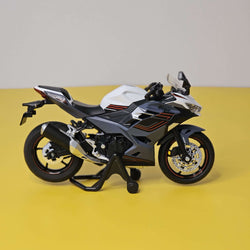 High-quality miniature replica of a green sports motorcycle, a durable die-cast toy with detailed front fairing and headlights, featuring pull-back action and LED lights, ideal for collectors and children from Usmile Toys.www.usmile.toys