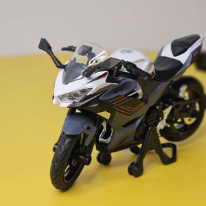 High-quality miniature replica of a green sports motorcycle, a durable die-cast toy with detailed front fairing and headlights, featuring pull-back action and LED lights, ideal for collectors and children from Usmile Toys.www.usmile.toys