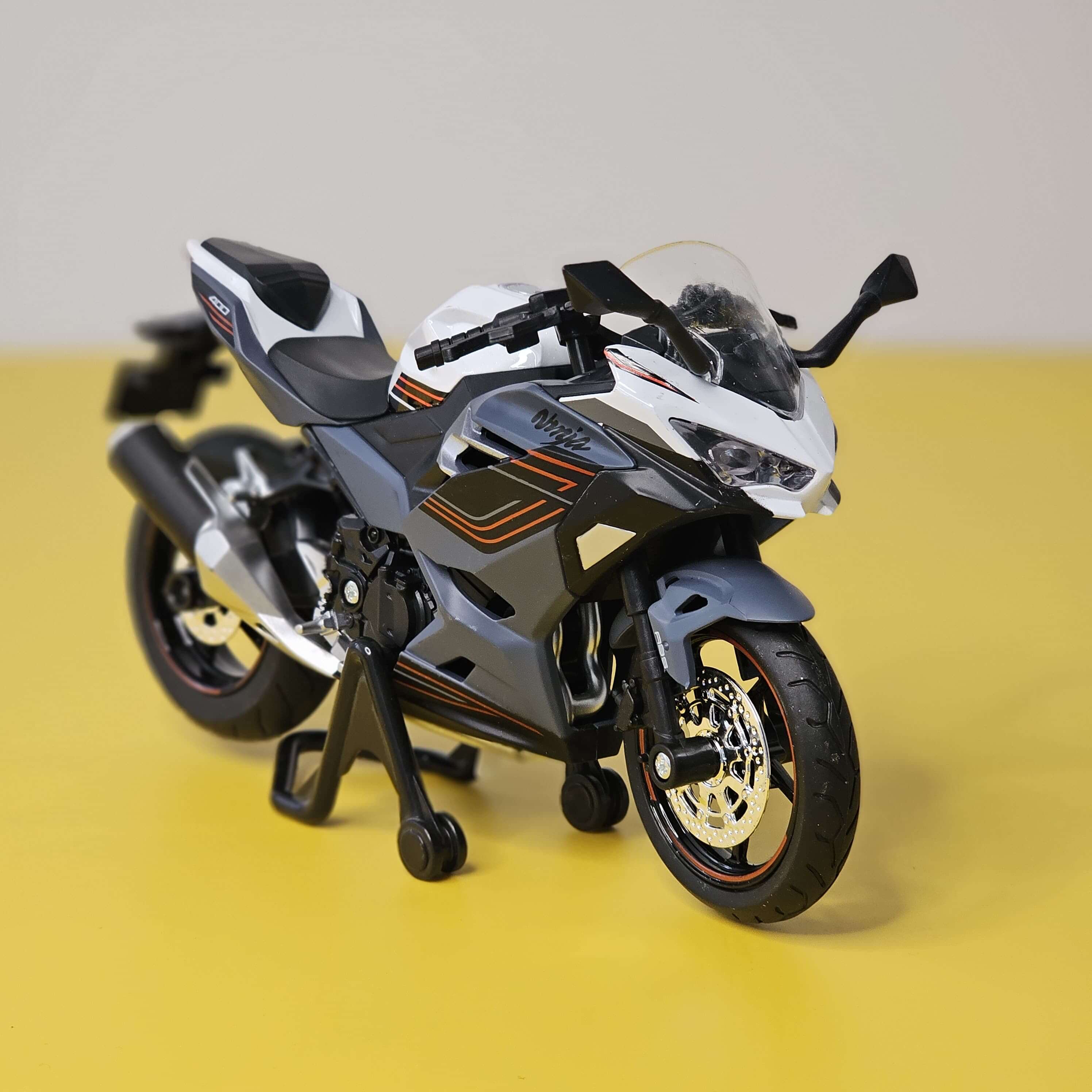 High-quality miniature replica of a green sports motorcycle, a durable die-cast toy with detailed front fairing and headlights, featuring pull-back action and LED lights, ideal for collectors and children from Usmile Toys.www.usmile.toys
