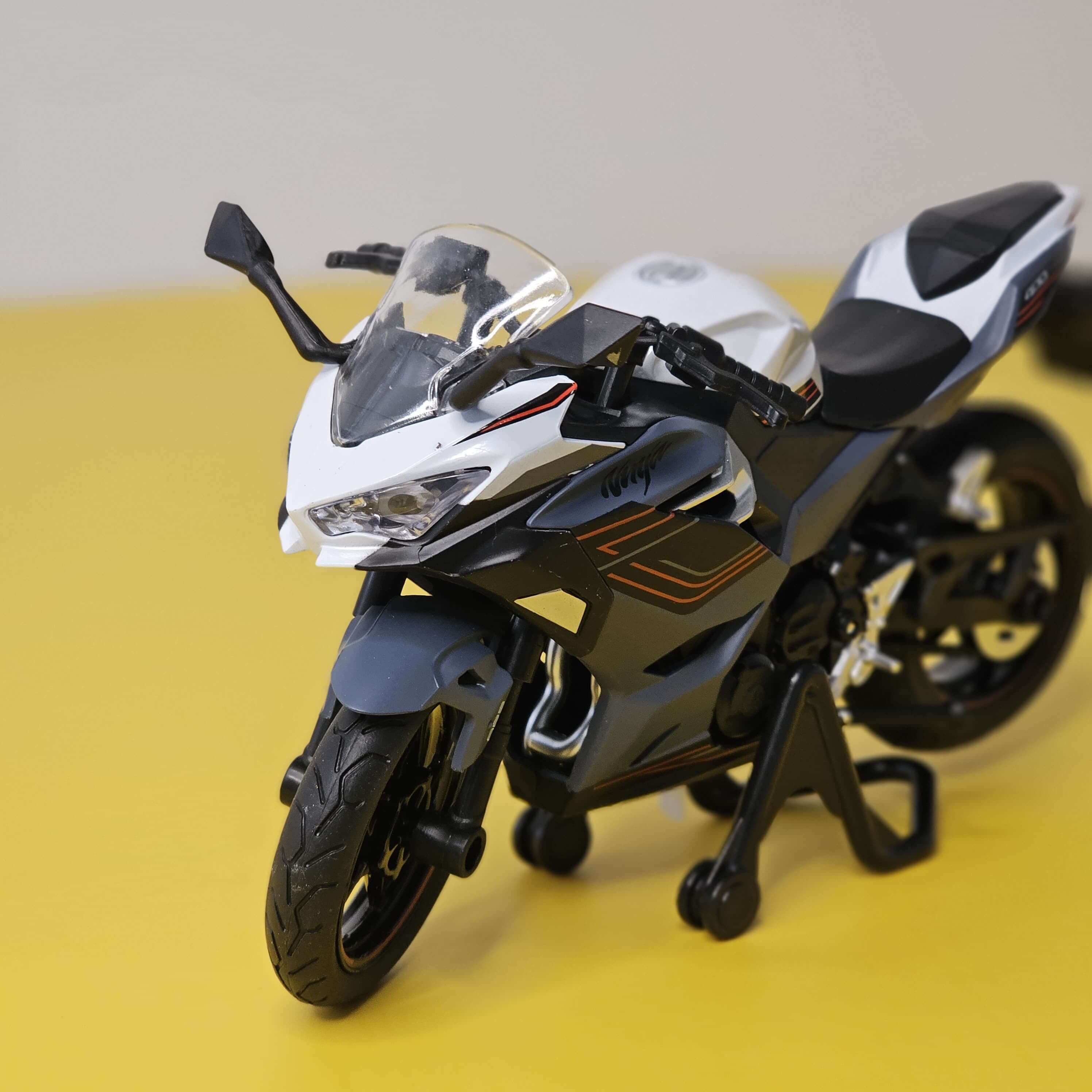 Front view of a bright green die-cast Kawasaki Ninja sports bike toy, showcasing its realistic design and working LED headlights, perfect for kids' playtime from Usmile Toys.www.usmile.toys