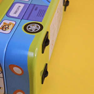 This double-decker bus pencil case with moving wheels is both practical and entertaining.
www.usmile.toys