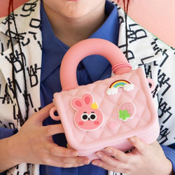 Choose from bunny, bear, giraffe, or strawberry rainbow 3D cartoon designs.
Explore our wide range of adorable and stylish bags for kids at Usmile Toys www.usmile.toys.