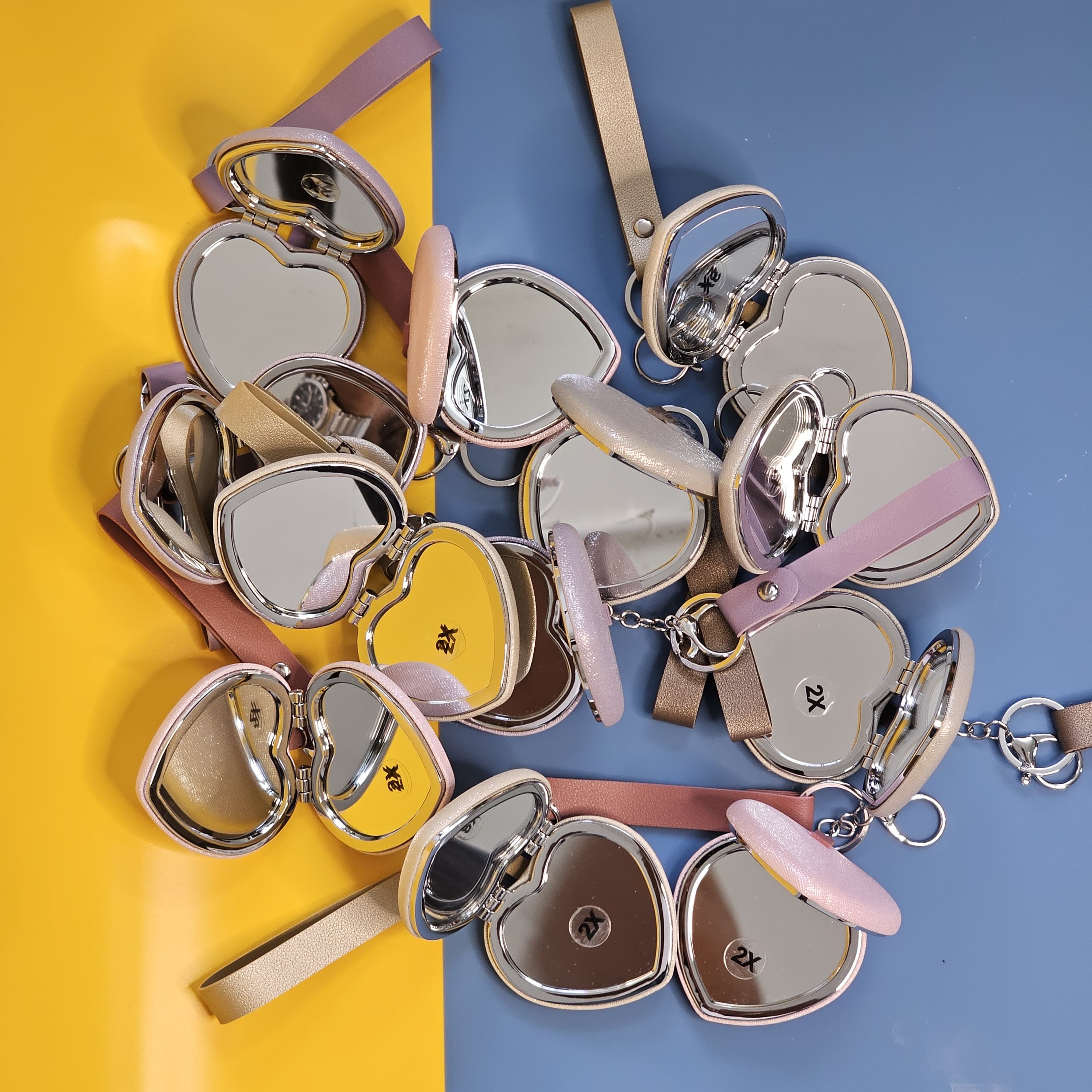 Portable heart-shaped double-sided mirror with magnification – must-have beauty accessory. www.usmile.toys