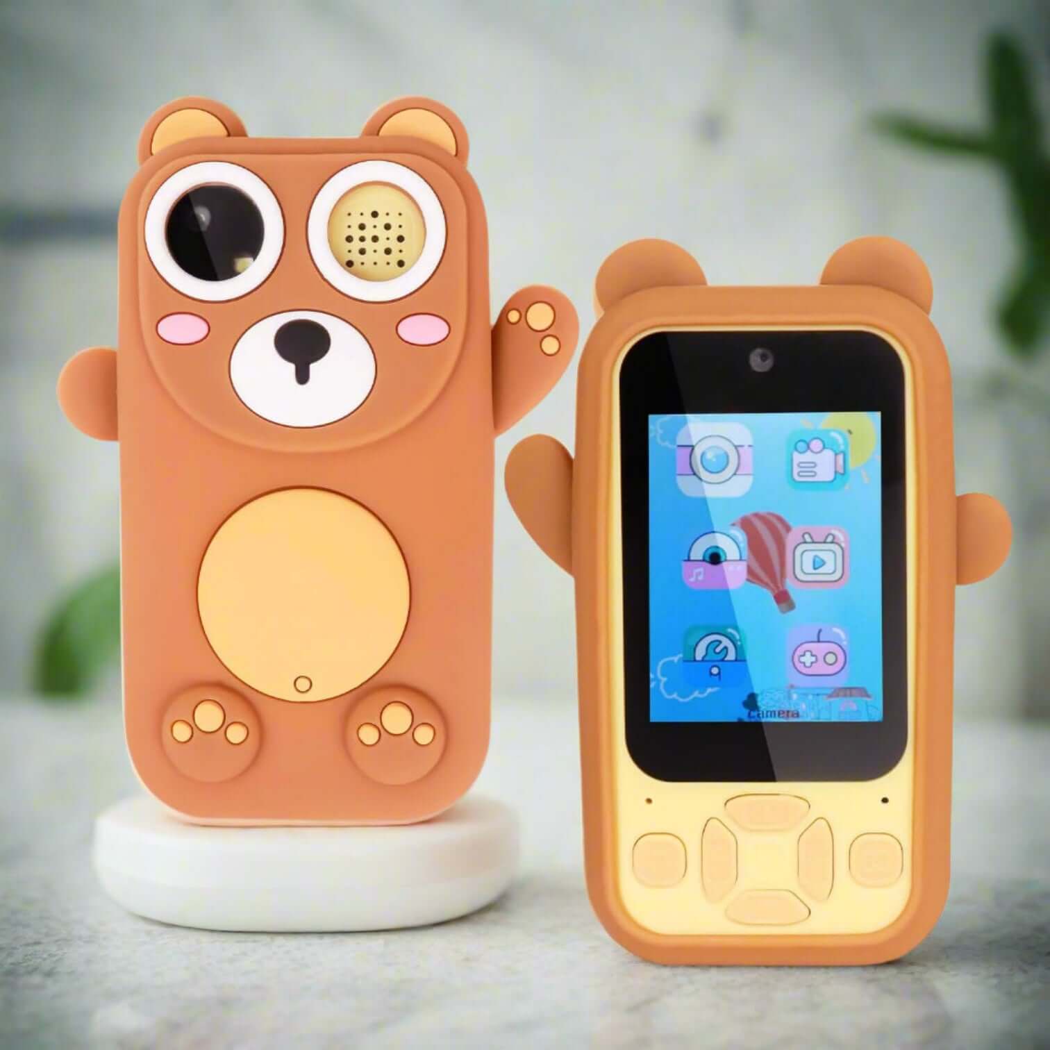  Children's pretend smartphone camera in a brown bear design, equipped with dual cameras and a colorful display for imaginative play. www.usmile.toys