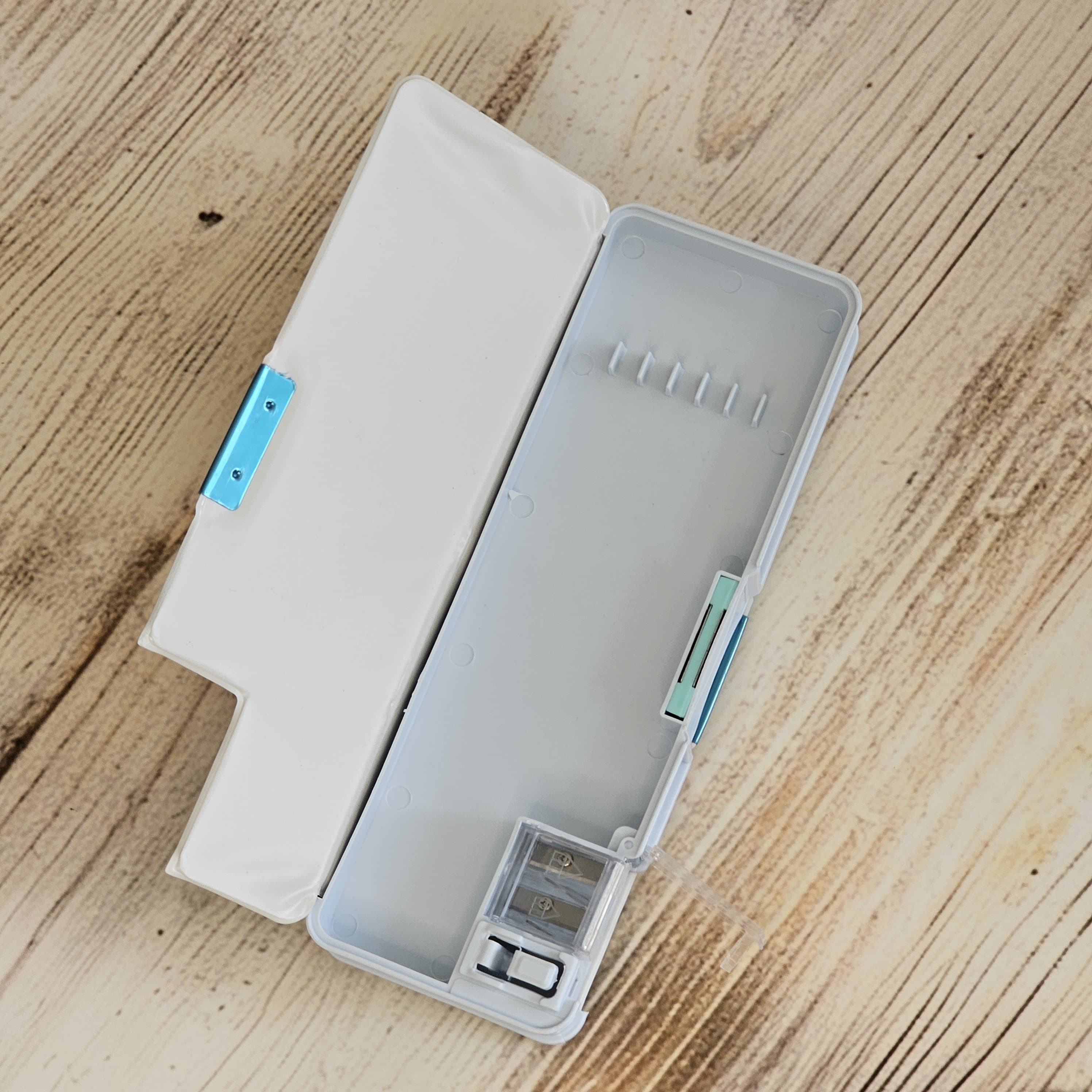 Interactive magnetic compass boxes for kids with inbuilt sharpener, colorful cartoon designs, www.usmile.toys.