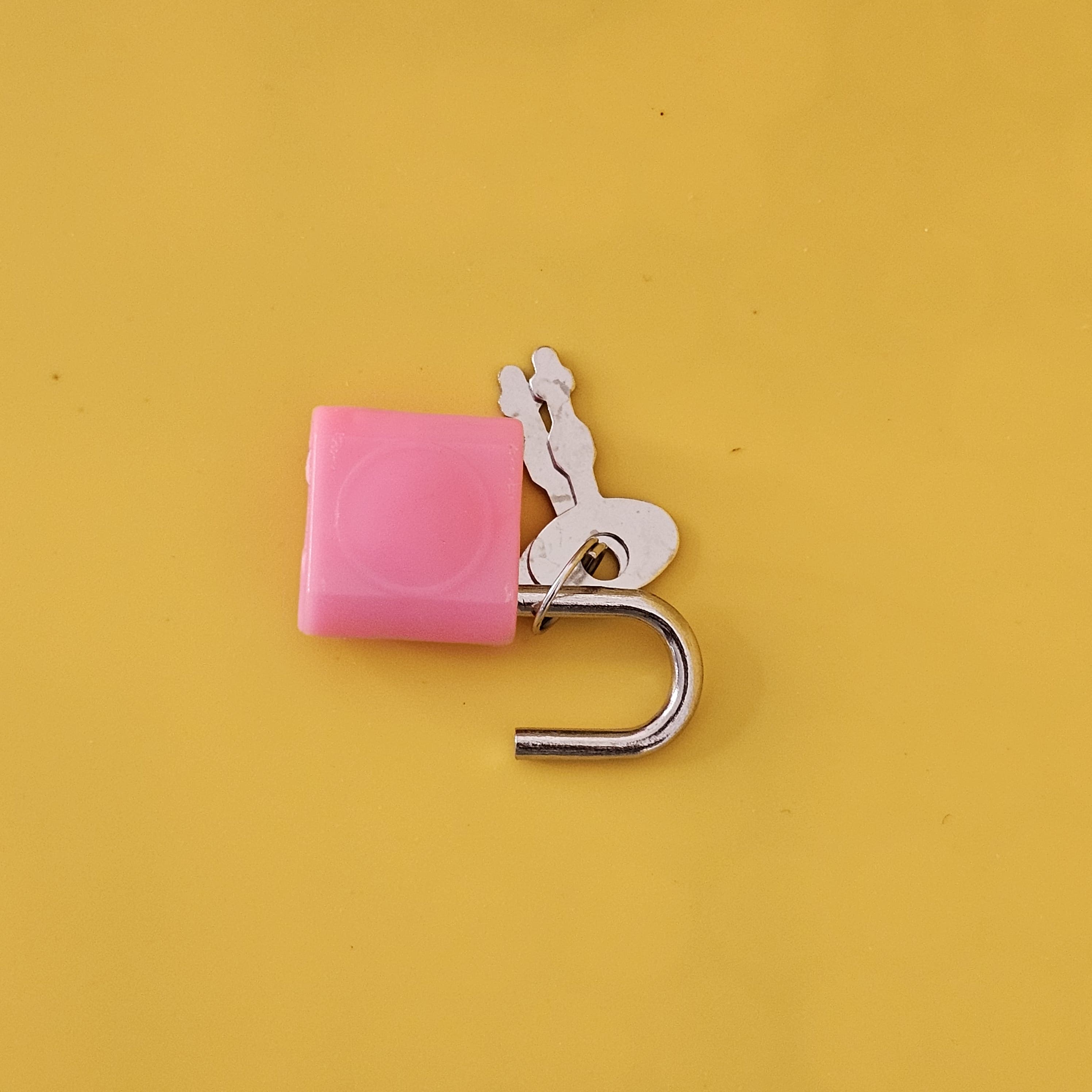 Kids' metal coin banks with locks, house shaped www.usmile.toys