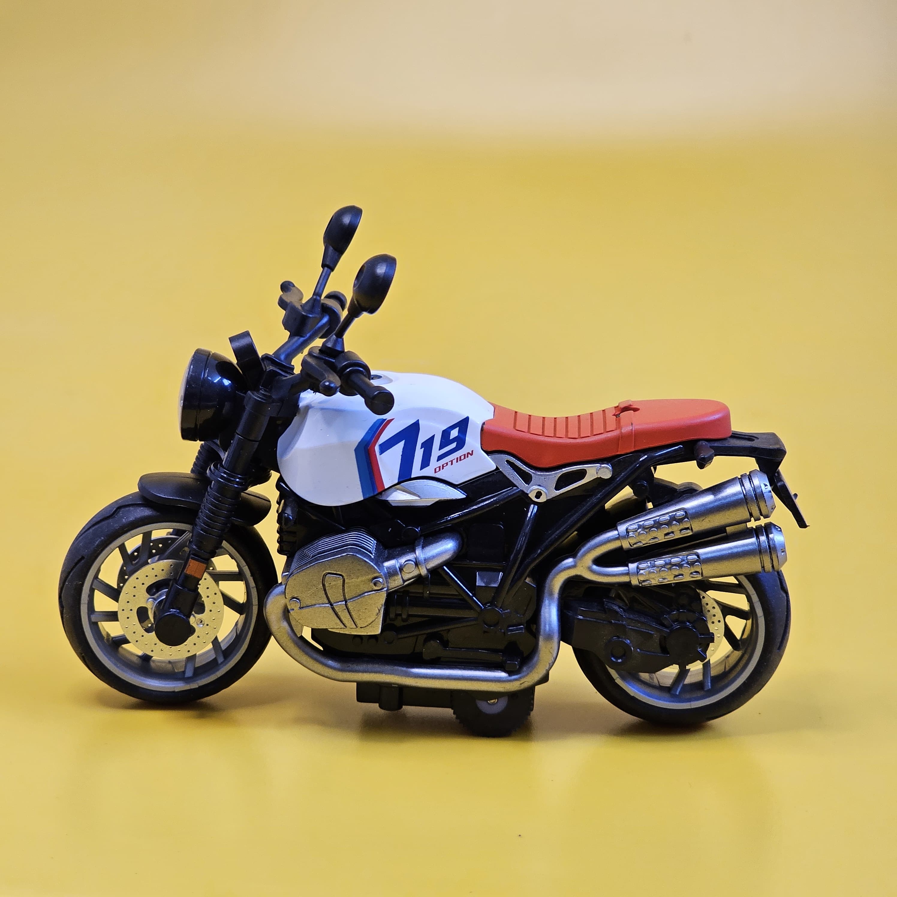 Diecast model bike for kids, white and black with red seat, available at usmile.toys