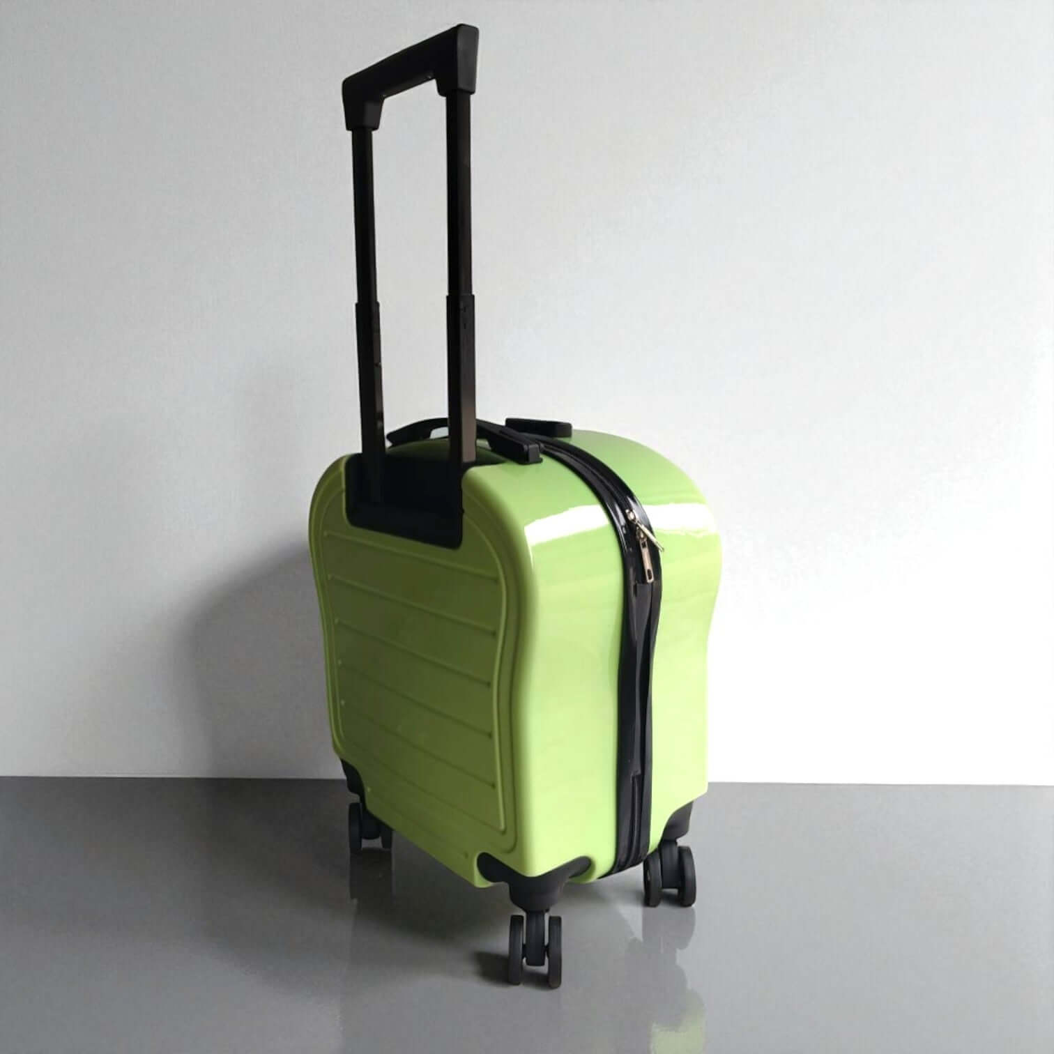 Uses alternative keywords like "suitcase" and "children's," highlights a common use case ("vacations"), and describes the overall look ("cartoon character").www.usmile.toys