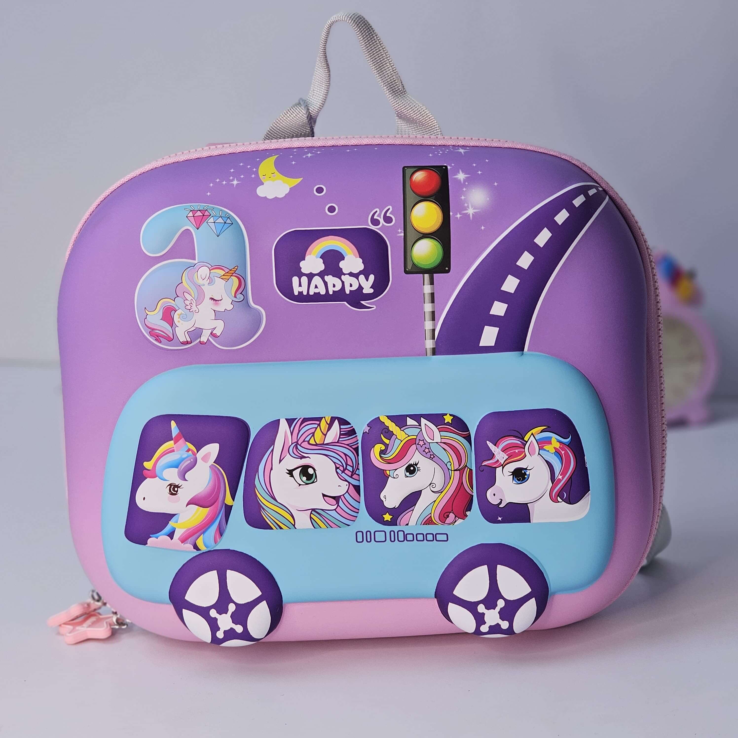 Children's lunch bag with unicorn design on a gray background