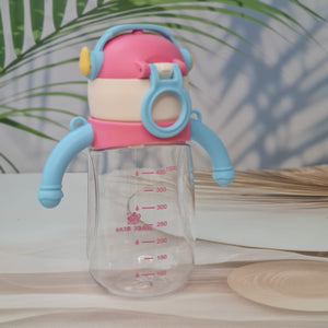  Colorful Space Bear kids' water bottles with integrated straws and ergonomic handles, featuring fun headphone-wearing bear designs on the caps. Perfect for hydration at school or on the go. www.usmile.toys