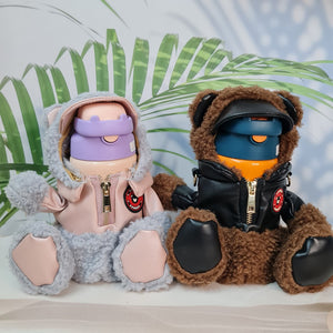 "Pair of Usmile Toys SS Insulated Vacuum Water Bottles, featuring adorable teddy bear carry covers: one light grey with a pink hooded outfit, and one brown with a black faux leather jacket." www.usmile.toys
