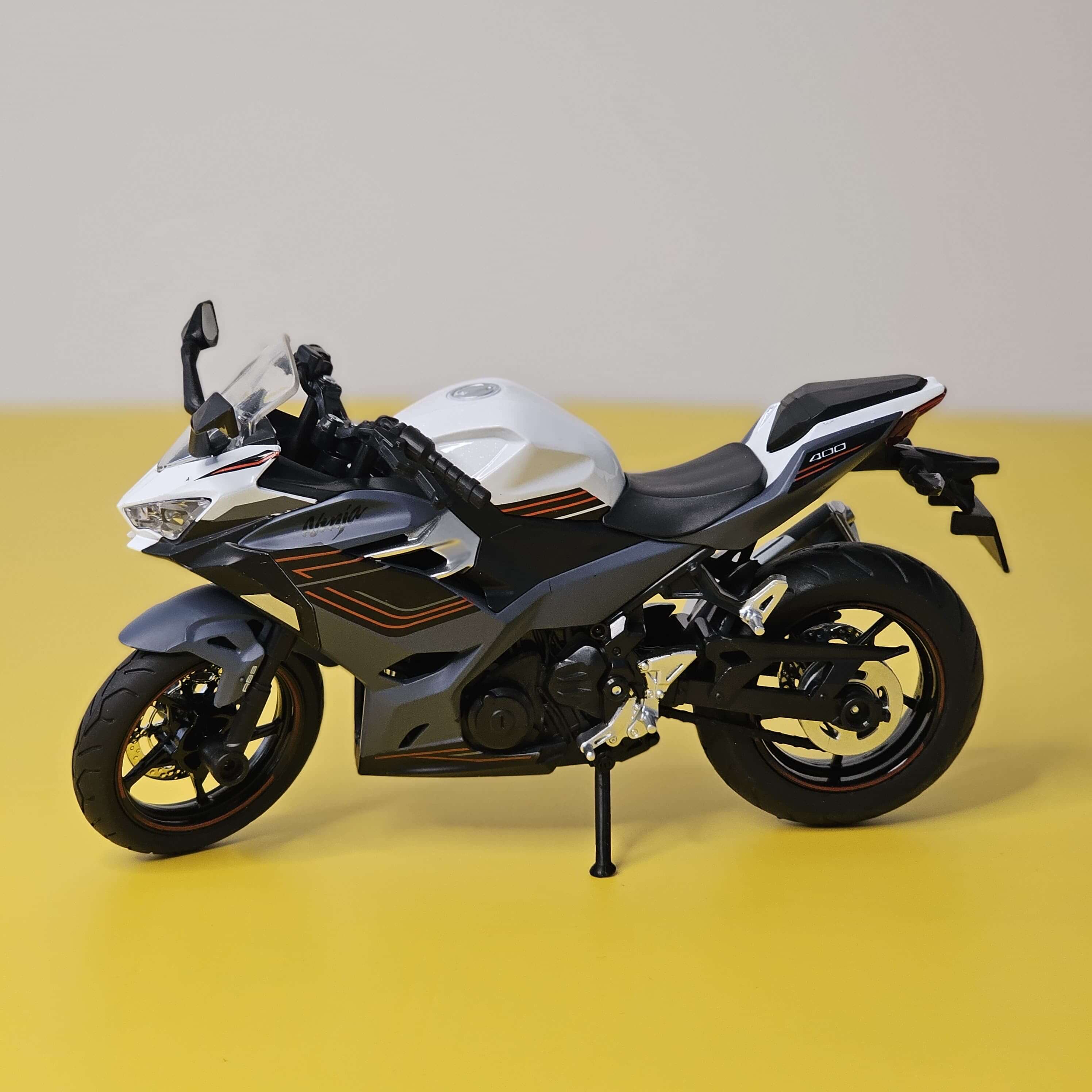 Vibrant green die-cast Kawasaki Ninja sports bike toy with black accents, featuring pull-back action and LED lights, perfect for kids' playtime from Usmile Toys.