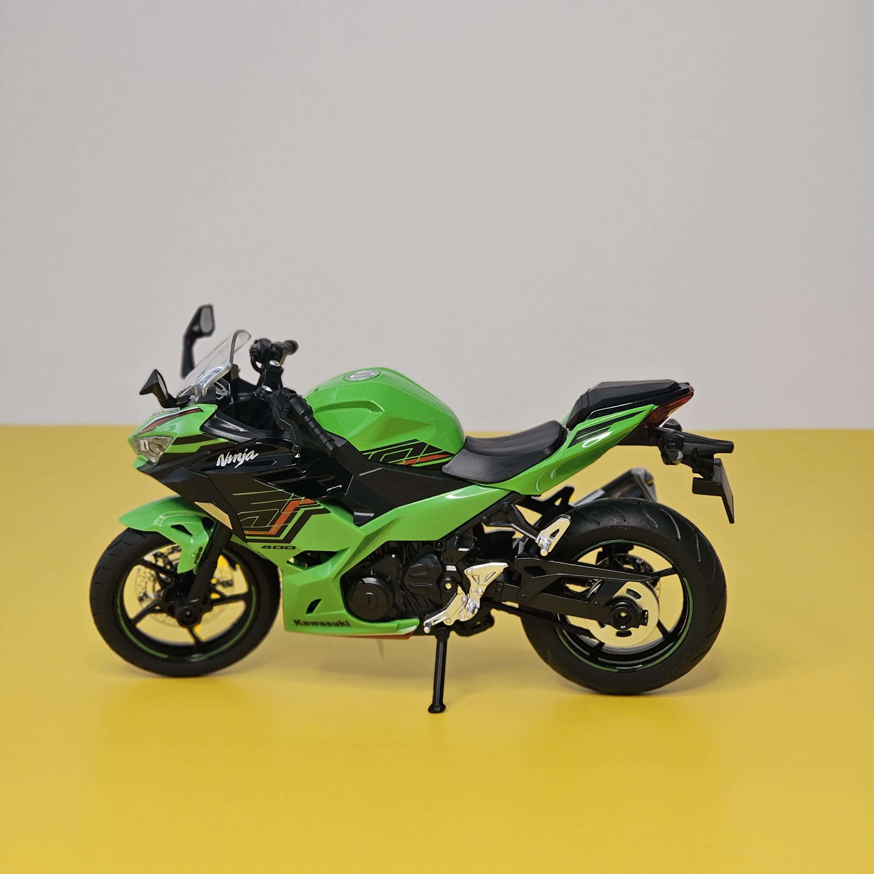 Vibrant green die-cast Kawasaki Ninja sports bike toy with black accents, featuring pull-back action and LED lights, perfect for kids' playtime from Usmile Toys. www.usmile.toys