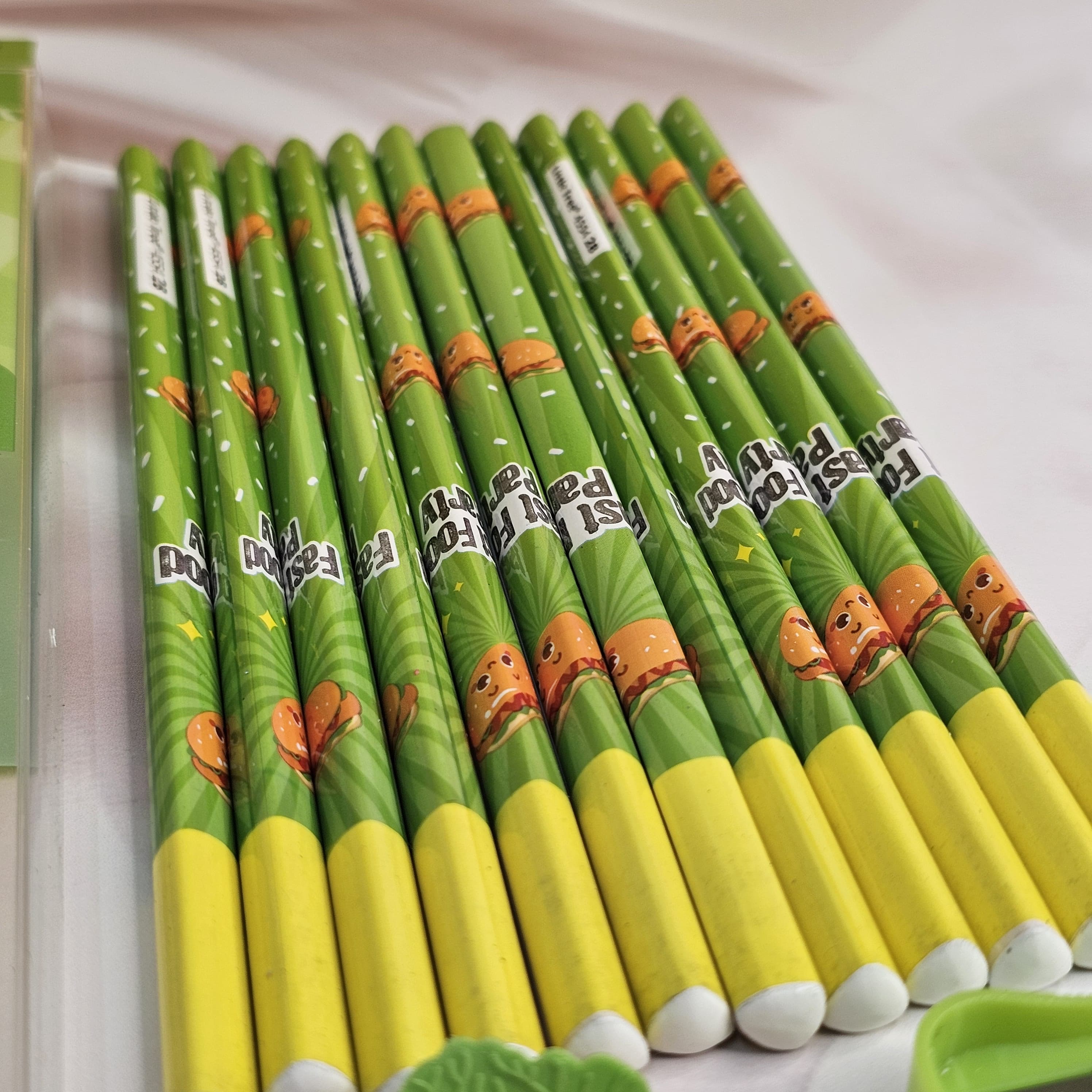 Fun Food Themed Pencil Kit: Makes learning and drawing more enjoyable with these cute fast food designs. Includes writing tools.
www.usmile.toys