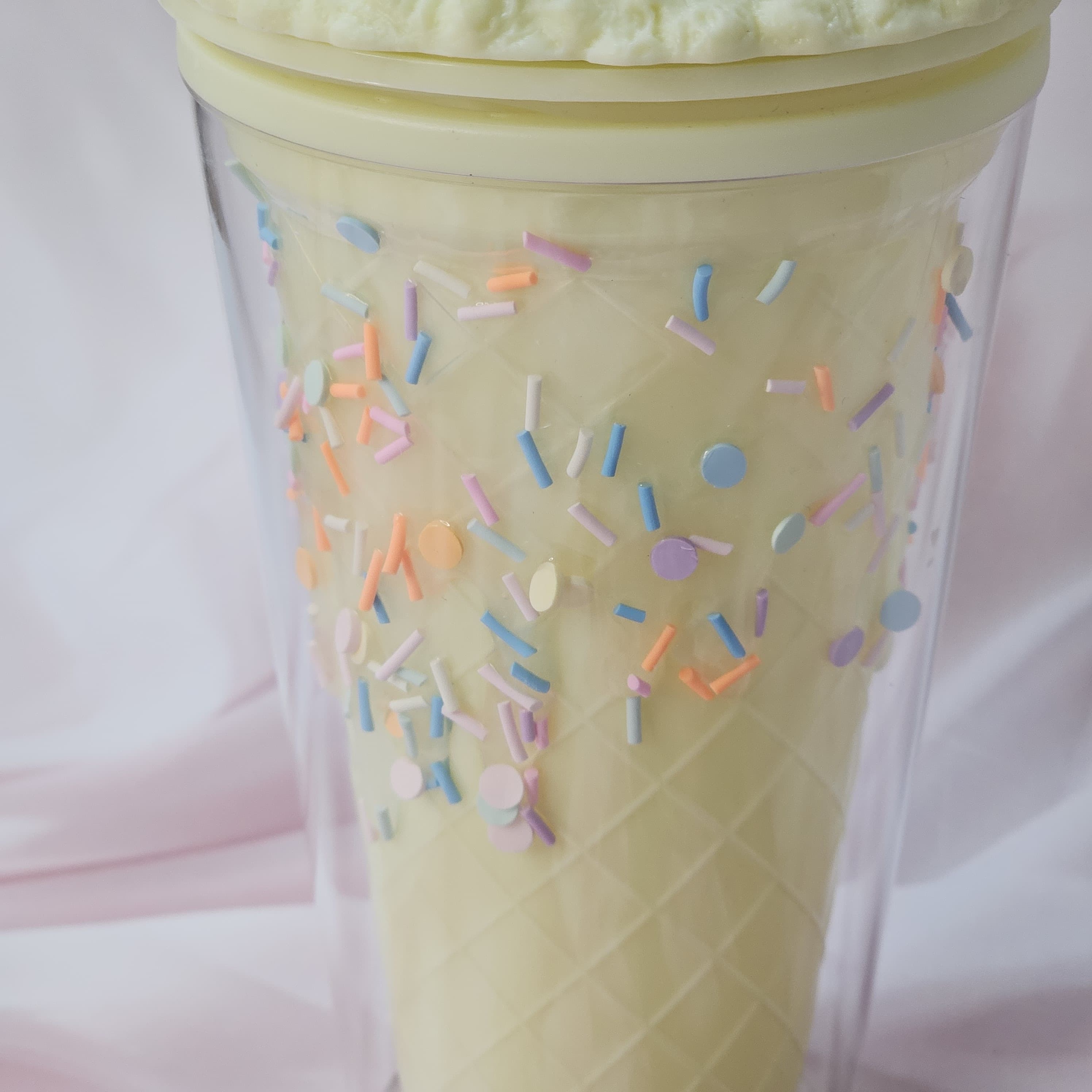 Fun Usmile Toys 'Oreo ice cream' themed tumblers for kids, featuring a pink tumbler with mint green 'frosting' and sprinkles, and a lime green tumbler with chocolate drizzle. These unique sipper cups are ideal for parties and making drinks exciting." www.usmile.toys