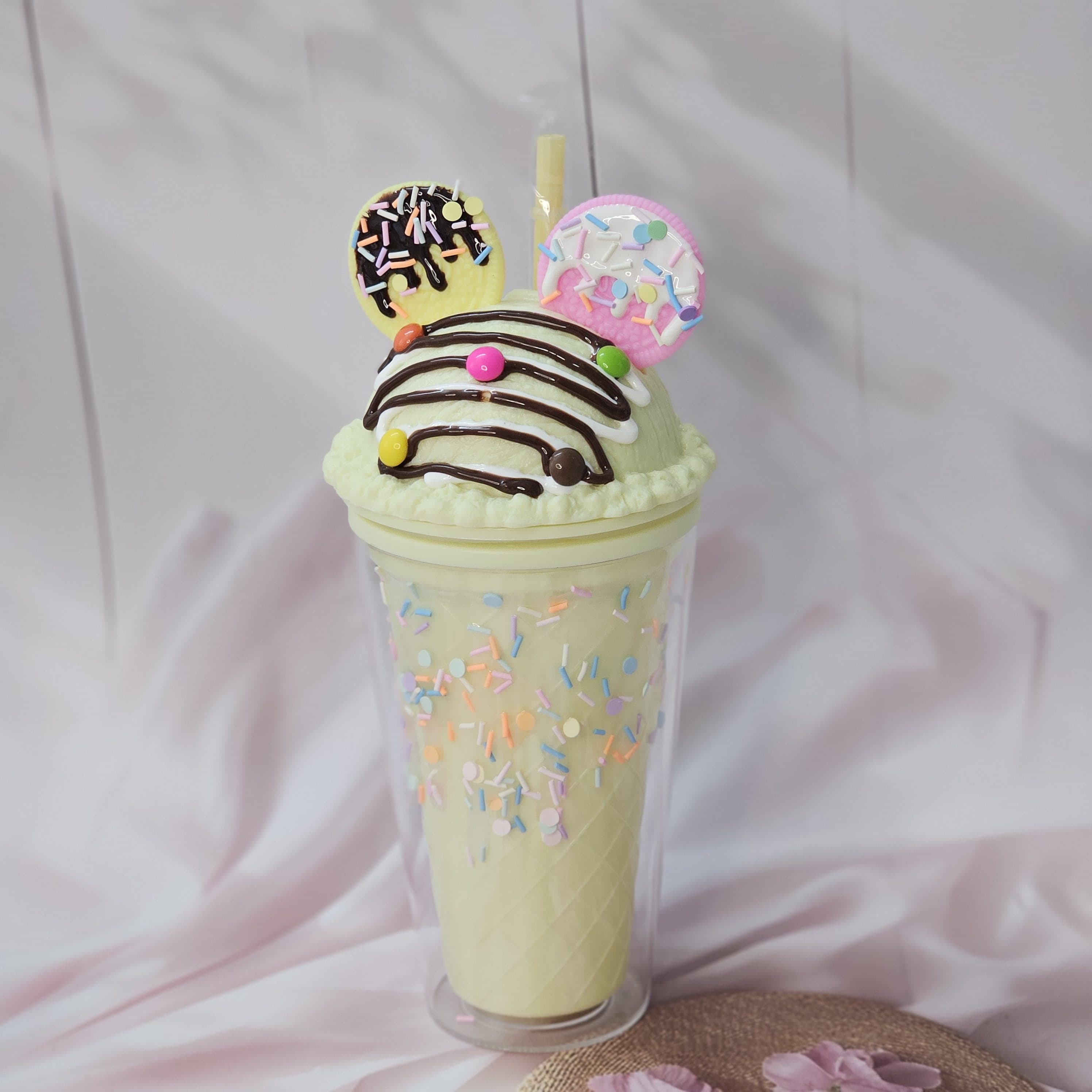 Fun Usmile Toys 'Oreo ice cream' themed tumblers for kids, featuring a pink tumbler with mint green 'frosting' and sprinkles, and a lime green tumbler with chocolate drizzle. These unique sipper cups are ideal for parties and making drinks exciting." www.usmile.toys