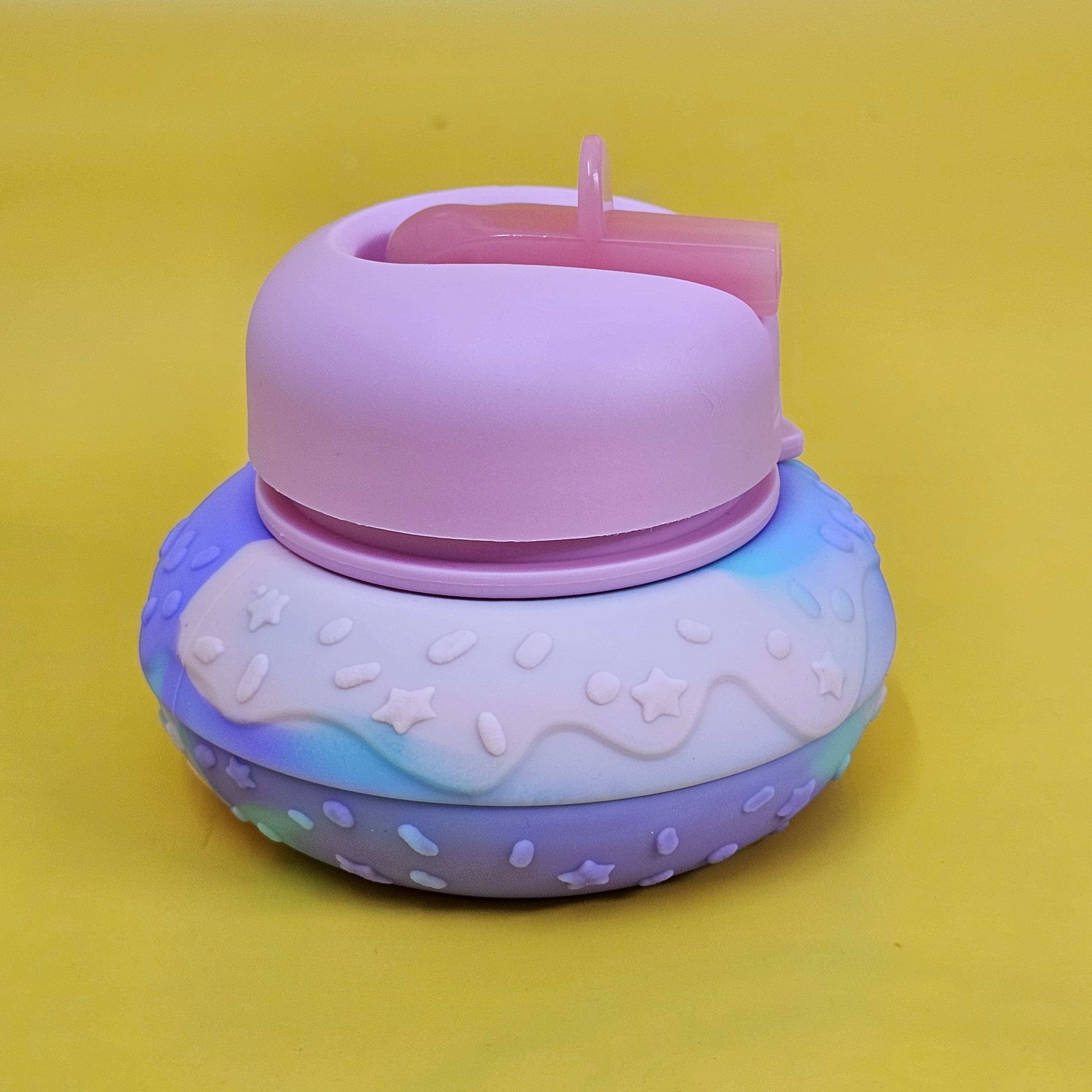 This donut-shaped silicone sipper is both functional and eye-catching.
www.usmile.toys