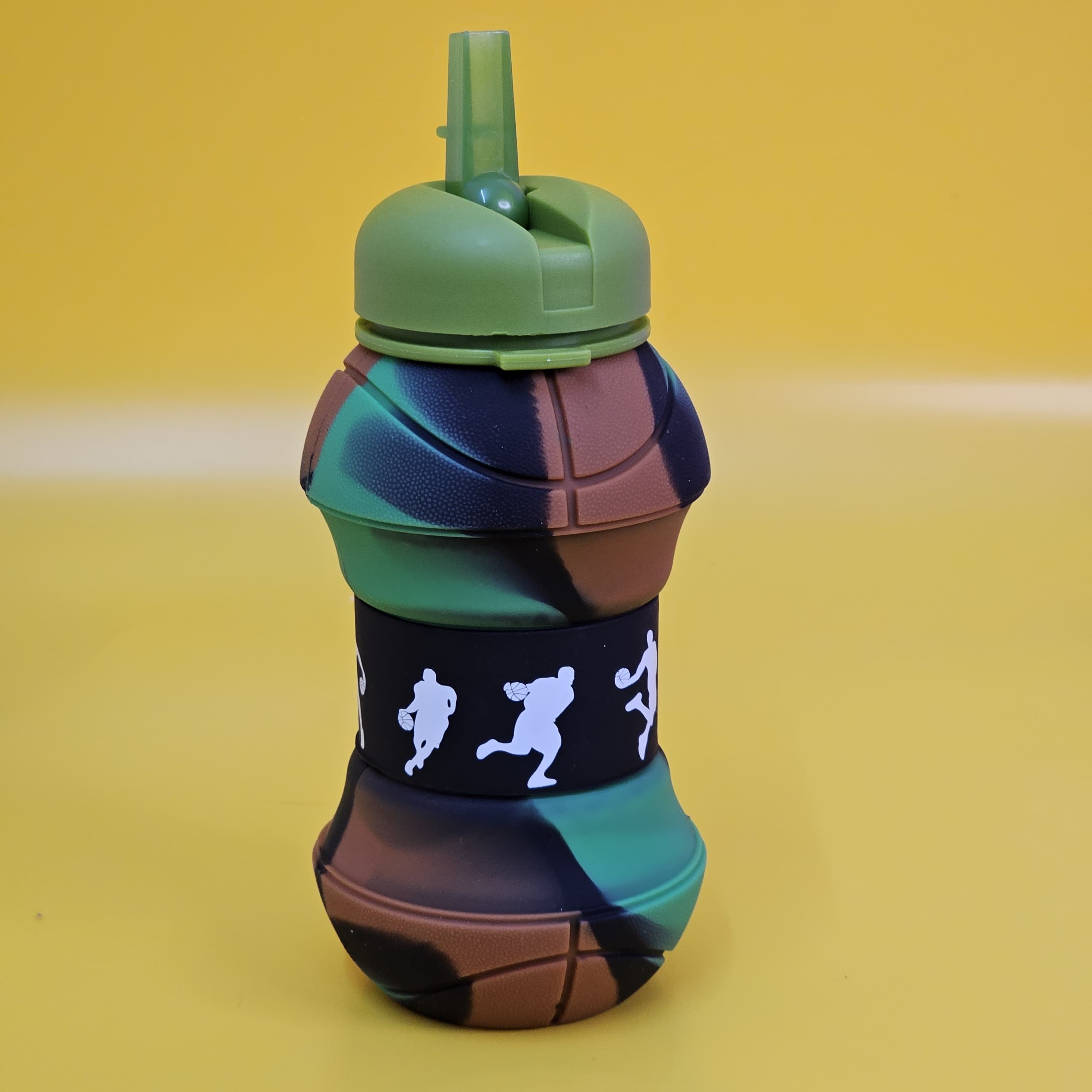 Durable collapsible silicone water bottle with fun basketball design, perfect for keeping active kids hydrated during sports and school .
Shop this portable and leakproof 550ml water container at Usmile Toys www.usmile.toys.