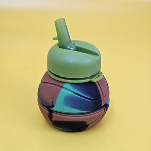 BPA-free and easy-to-clean foldable water bottle for children , featuring a cool basketball pattern and convenient carabiner clip for backpacks.
Get this space-saving and safe hydration solution for your kids from Usmile Toys www.usmile.toys.
