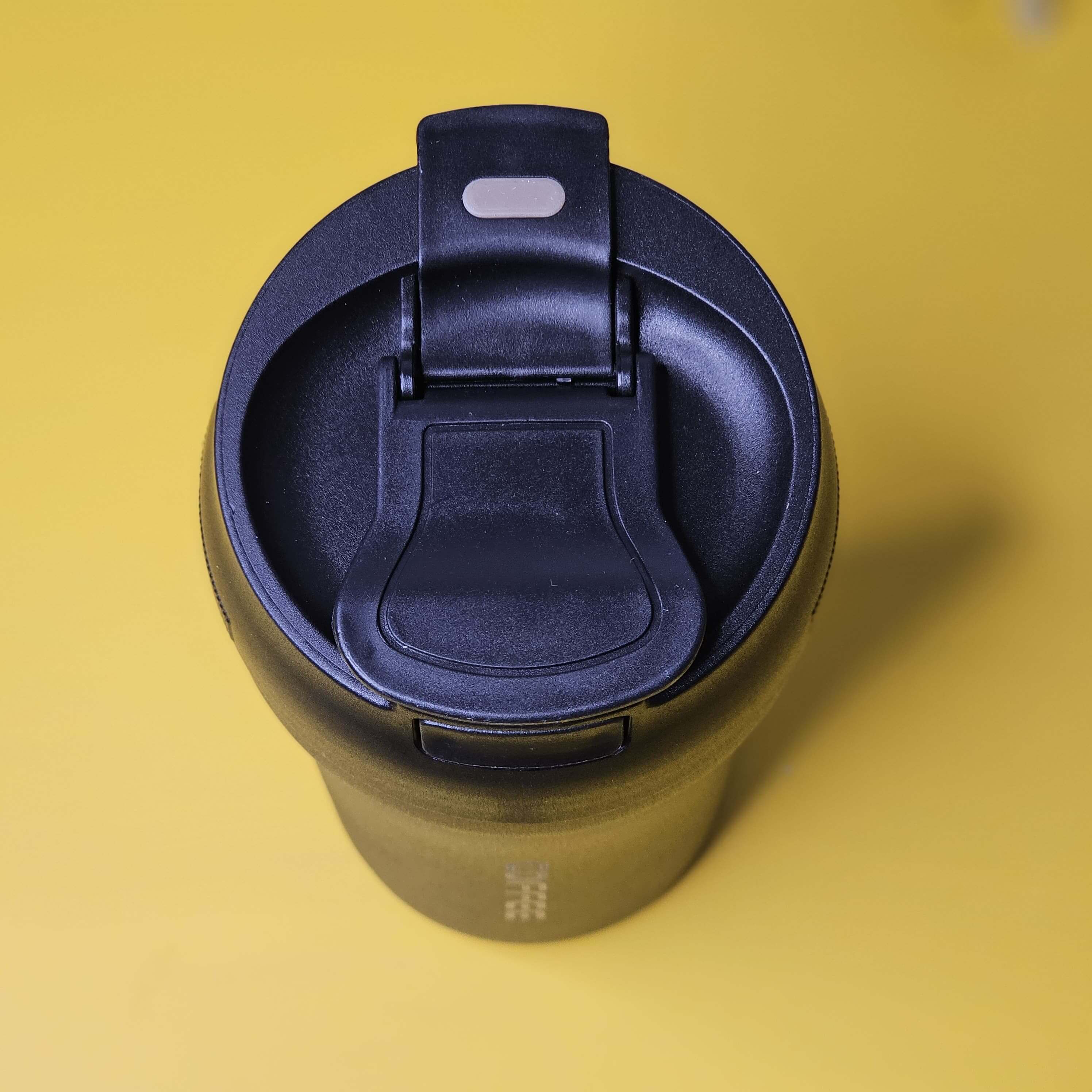 Clearly describes the color, highlights the "COFFEE" branding on the mug, and specifies the "flip-top" lid, all of which are visible and unique to this mug. Includes brand name.